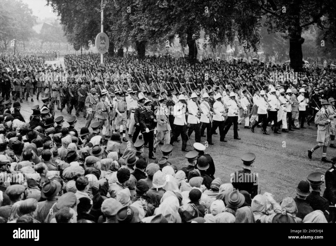 Contingents du Commonwealth dans la grande procession du Couronnement -- des détachements de représentants de nombreux pays défilant dans la procession à travers Hyde Park, Londres. 02 juin 1953. (Photo de Sport & General Press Agency, Limited). Banque D'Images