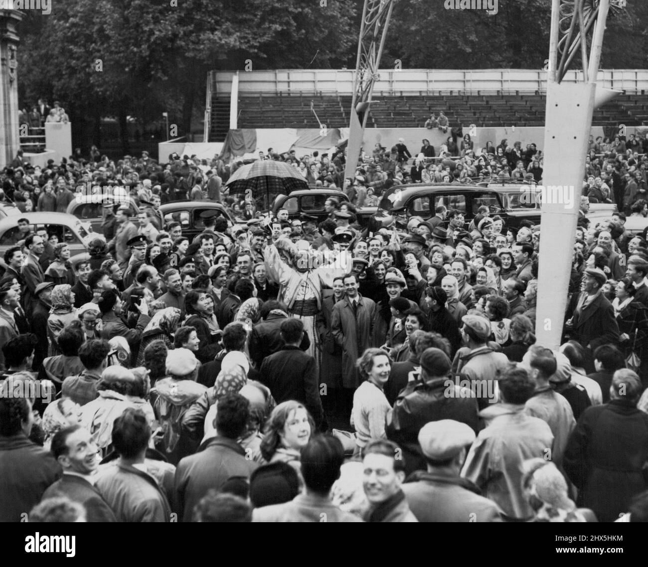 « Derby Day » dans le réseau WAN Mall -- c'était comme le Derby Day dans le centre commercial aujourd'hui, avec des foules établissant des positions initiales pour le couronnement procession. La pluie est venue et ils ont érigé des tentes de bâche. Le prince Monolulu, le célèbre tipster de course, est apparu dans la foule en pleine régence, comme vu ici, pour compléter la scène festive. 01 juin 1953. (Photo de Fox photos). Banque D'Images