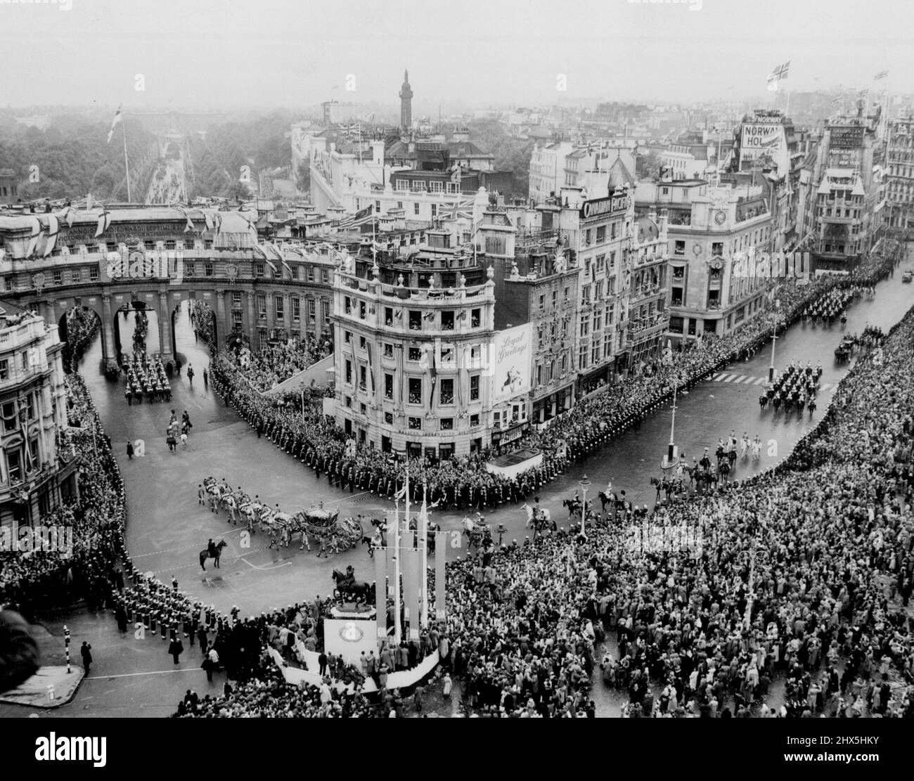 Les foules de Trafalgar Square accueillent la Reine récemment couronnée -- Londres dans Trafalgar Square, rempli de foules enthousiastes, comas l'entraîneur d'or, portant, la Reine Elizabeth II récemment couronnée, Nelson, arrêt de la colonne de 185 pieds de haut, est un témoin silencieux de ce spectacle impressionnant. Sa Majesté, avec le duc d'Édimbourg à côté d'elle, retournait à Buckingham Palace, sa maison de Londres, de l'abbaye de Westminster. 02 juin 1953. Banque D'Images