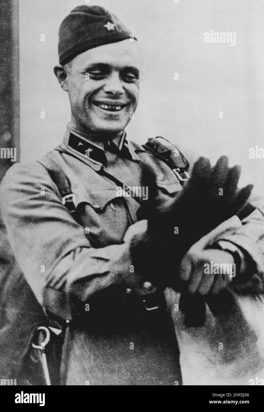 La chaleur américaine pour les héros de Stalingrad -- Un soldat russe sur le front de Stalingrad essaie une paire de gants, tricotés par des américaines et expédiés en Russie pendant l'hiver russe, a contribué au succès de l'Armée rouge. 1 janvier 1943. (Photo de l'Office of War information Picture des États-Unis). Banque D'Images