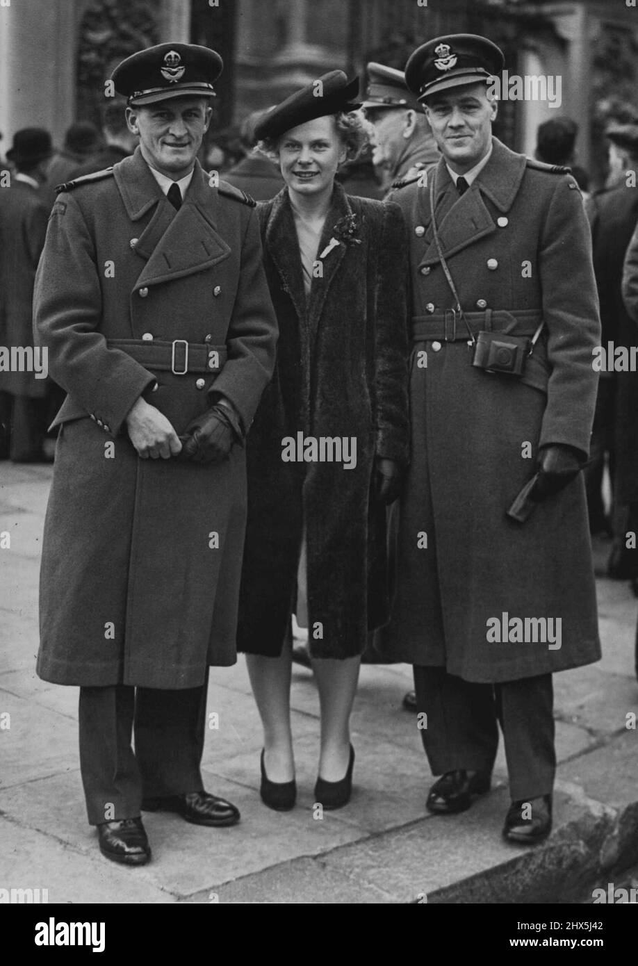 Airman de Nouvelle-Zélande reçoit D.F.C. -- Lieutenant de vol S.A.H. À moins de South Otago. La Nouvelle-Zélande qui a reçu le D.F.C., vu à l'extérieur de Buckingham Palace avec Miss Judy Callaghan une travailleuse bénévole au New Zealand Club, Londres et le lieutenant de vol W.R. Duncan de Paeroa, Tauranga, Bay of Plenty, Nouvelle-Zélande. 1 janvier 1945. (Photo de London News Agency photo Ltd.). Banque D'Images