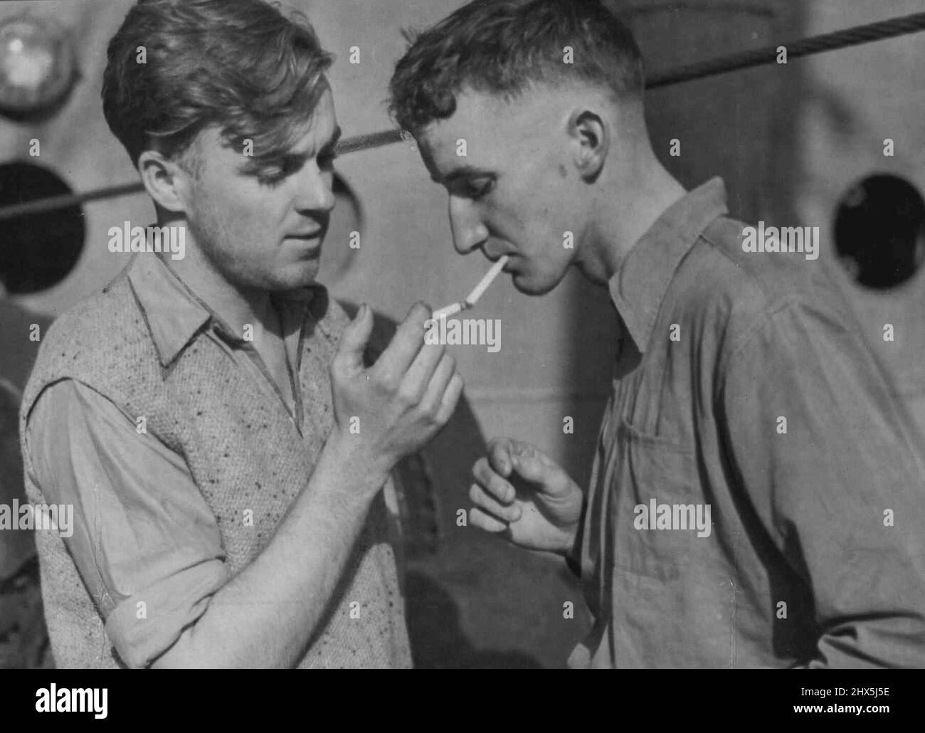 Bruce Miels, quatrième ingénieur, et George Fisner, débarquent sur le navire australien torpillé, et fume après avoir été débarqué au port. Trente-sept marins ont perdu la vie lorsque le navire a coulé en 30 secondes. 4 juin 1942. Banque D'Images