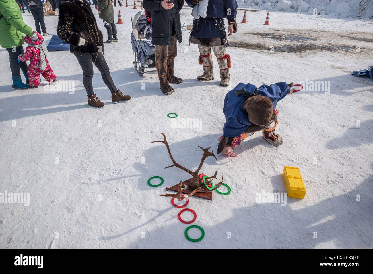 Un enfant jouant le jeu d'anneaux au Festival des éleveurs de rennes à Salekhard, Yamalo-Nenets Autonomous Okrug, Russie Banque D'Images