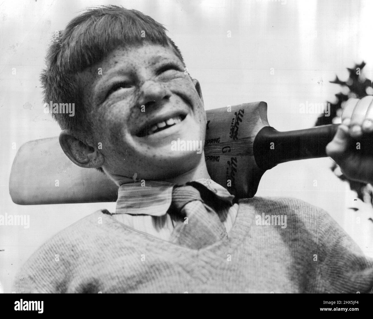 Happy Schooldays - le retour à l'école après les vacances de Noël n'a pas été un problème pour Douglas Murray. Avec sa batte de cricket sur son épaule, il est arrivé à l'école publique de Greenwich et attend avec impatience un succès au moment du jeu. 6 février 1948. Banque D'Images