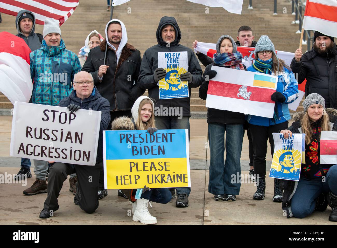 St. Paul, Minnesota. Les peuples se rassemblent pour soutenir le peuple ukrainien et la souveraineté de l'Ukraine et mettre fin à la guerre que la Russie mène contre eux. Banque D'Images