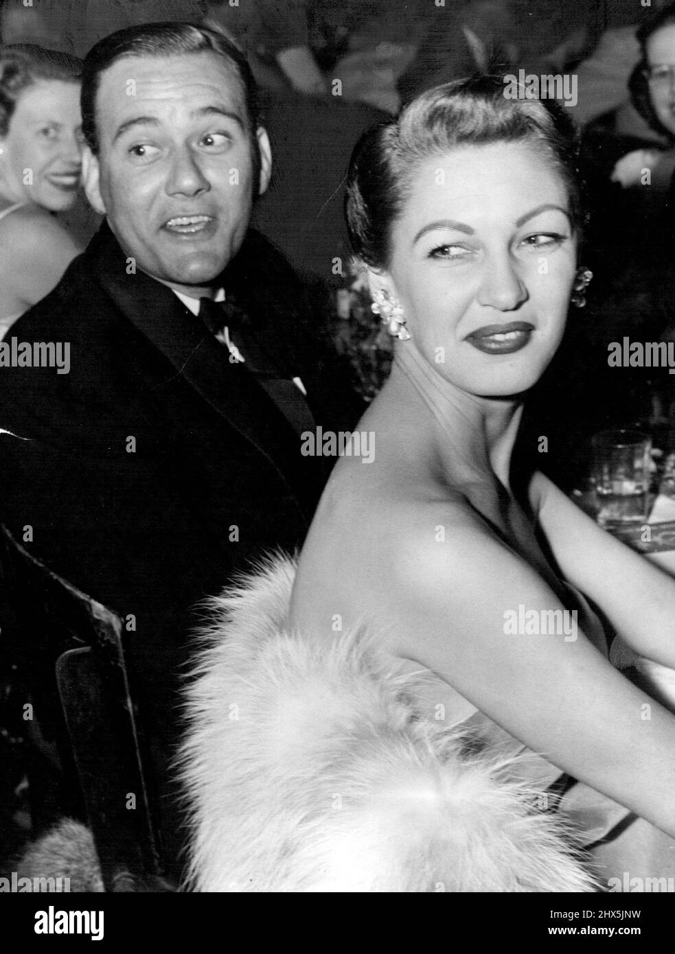 Gaine de velours d'abricot a été portée par Mme Ian Potts à la balle médicale avec son mari, le Dr Potts. 31 mai 1953. Banque D'Images
