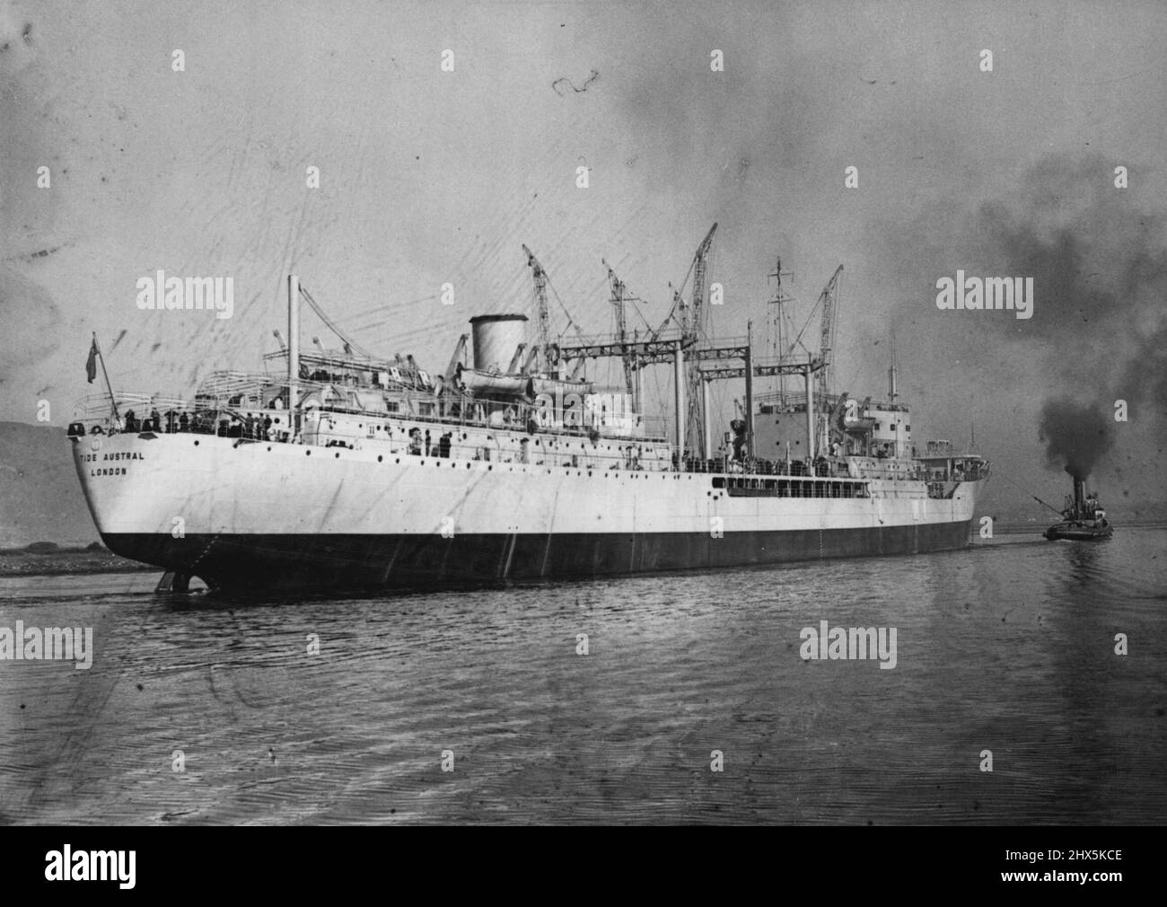 New Tanker for Royal Australian Navy -- le pétrolier de 17 700 tonnes « Tide Austral » a vu quitter le chantier naval de Belfast de Messrs Harland et Wolff pour des essais en mer récemment, de 583 pieds de long avec un faisceau de 71 pieds, le « Tode Austral » a été construit pour la Marine royale australienne. Elle a été lancée en septembre dernier, la cérémonie de nomination étant exécutée par Mme Foley, épouse du capitaine J.B. FOLEY, C.B.E., R.A.N. L'officier de liaison de la Marine royale australienne à Londres. 25 avril 1955. (Photo de Fox photos). Banque D'Images
