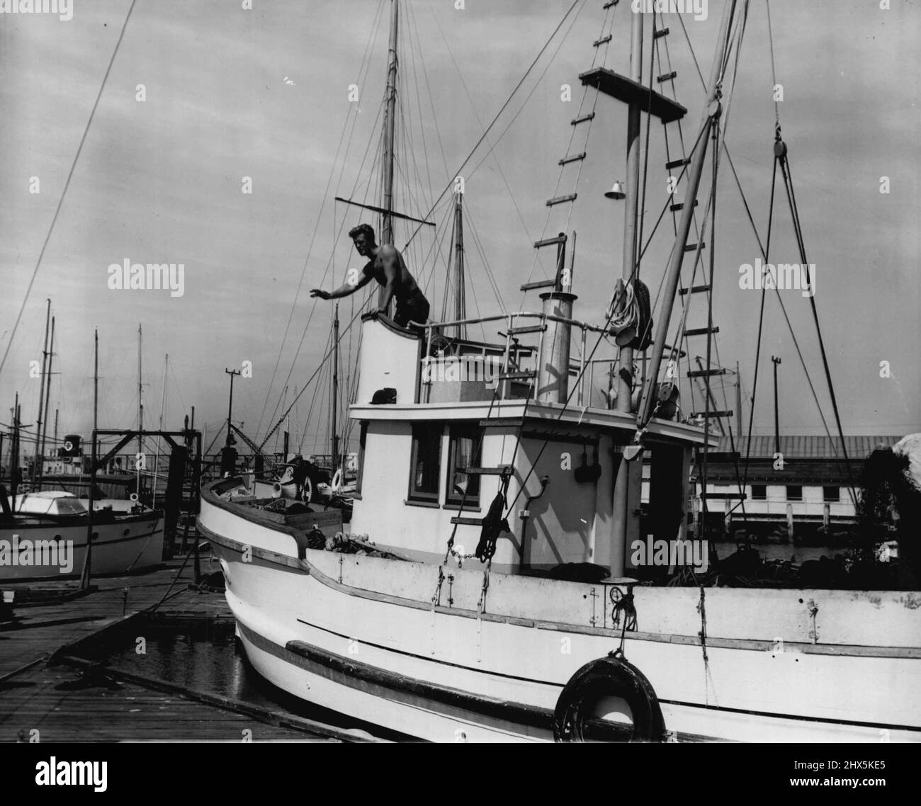Screen Land Sideline - Bill Edwards, un joueur contractuel de 27 ans, espère un jour jouer dans les films de qualité Westerns et de mer. Il est le plus proche de ce dernier, sur les bateaux de pêche sur lesquels il travaille entre les rôles d'écran, le plus récent étant dans « nos cœurs grandissent ». Le Blond de 6 pieds 5, qui était un artiste commercial en difficulté à New York lorsqu'il a eu sa première chance à Hollywood, s'attaque ici à sa côte, alors qu'il aide un bateau de pêche à quai. 23 juillet 1946. (Photo par Wide World photos). Banque D'Images