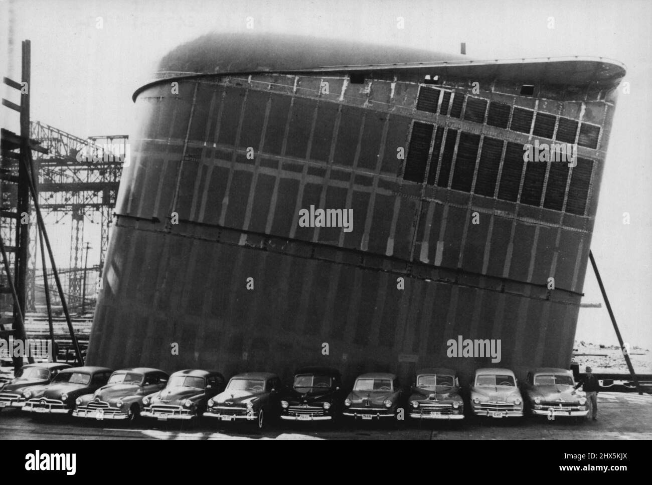 'Sampan' Top for New Giant -- dix voitures sont nécessaires pour égaler le faisceau de ce point de vue - l'une des deux pour le nouveau super-paquebot américain 'United States', qui devrait être « floated » demain (juin 23rd) aux chantiers navals de Newport News, Virginie. Il est revendiqué comme la plus grande pile de navires à vapeur au monde, est fait d'aluminium, est de 60 pieds de long et 55 pieds de haut. La pile est dotée d'un sommet 'panoramique'. Le nouveau paquebot, le plus grand des États-Unis, une fois terminé, déplacerait 50 000 tonnes et fera 990 pieds de long. Il est déjà considéré comme un concurrent fort pour le 'Blue Riband' de l'Atlantique détenu par la reine Marie de Grande-Bretagne. 21 juin 1951. (Photo par Banque D'Images