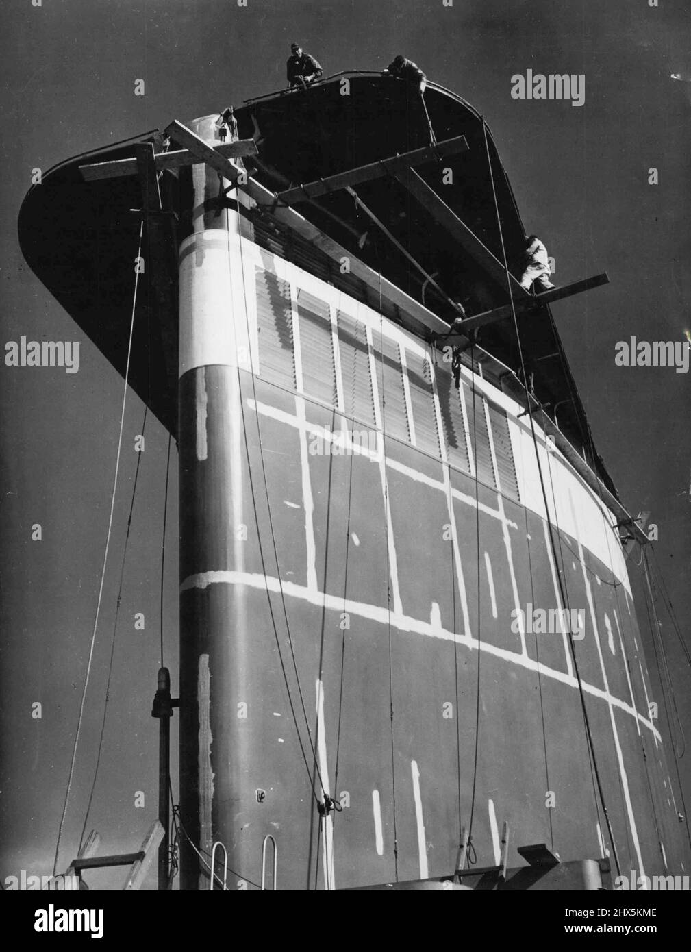 Les plus grandes piles dans le monde obtenir Un toilettage -- Painters guerre roi 175 pieds au-dessus de la quille du nouveau superliner États-Unis semblent nains par l'une des deux piles géantes qui sont 60 pieds de long et 55 pieds de haut. Le toit « campan » qui sert à dévier l'échappement vers le haut et à l'extérieur du soleil et des ponts sportifs est une caractéristique distinctive des États-Unis et de l'Amérique, qui est aujourd'hui le fleuron des lignes des États-Unis. Les piles sont entièrement en aluminium et les sections sont maintenues ensemble par 65 000 rivets en aluminium. La doublure de 990 pieds, la plus grande jamais construite en Amérique et le passager le plus moderne Banque D'Images