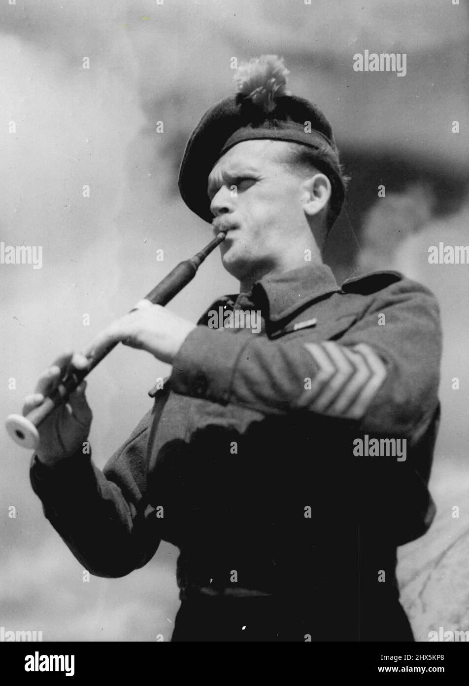 Magnifiques types d'hommes du célèbre régiment écossais, Black Watch, maintenant à Melbourne. Ils arborent des bérets portant la rosette rouge, le ruban Africa Star et le ruban Palestine. Ci-dessous se trouve le pipe Major Jock McNicol. 10 janvier 1944. Banque D'Images