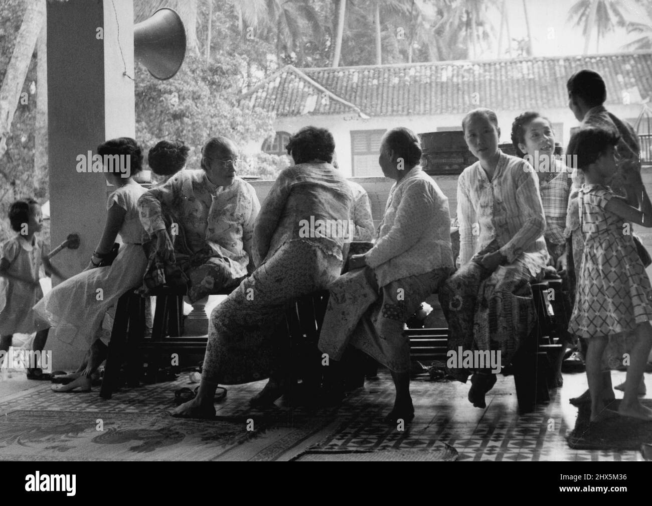 Un groupe de femmes de Ceylonese vivant sur Penang. Ils sont représentatifs de l'un des petits groupes minoritaires de la Malaisie. Ces femmes ont été photographiées à l'extérieur du temple de Ceylonese à Penang où une célébration religieuse était en cours. 28 décembre 1955. Banque D'Images