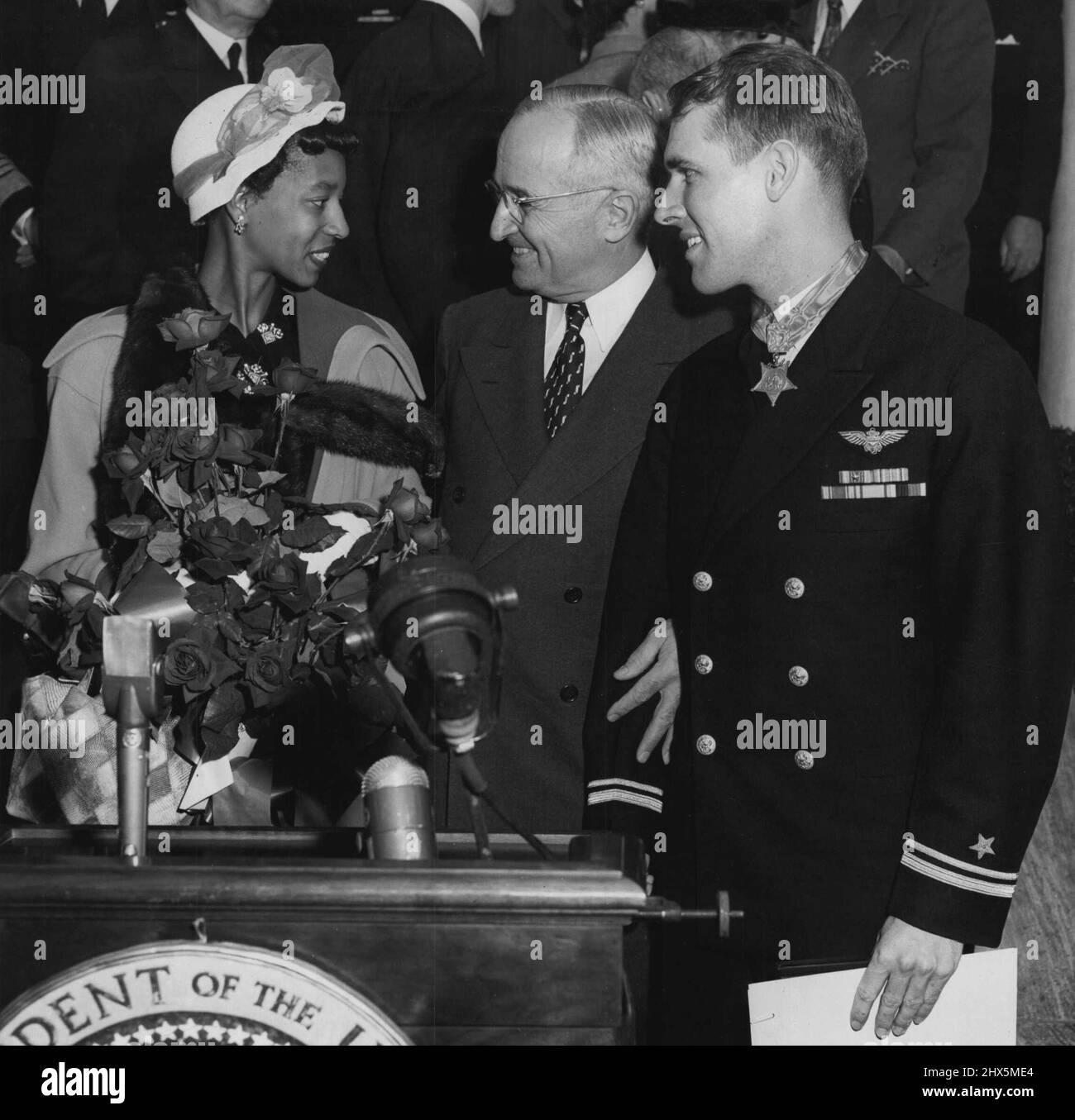 La circulaire navale remporte la Médaille d'honneur -- le président Truman s'entretient avec Mme Daisy Brown, veuve de l'enseigne Jesse Leroy Brown, et le lieutenant Hudner porte la Médaille sur un ruban autour de son cou. Son courage en essayant de sauver Ensign Brown lui a gagné cette reconnaissance. 20 juin 1951. (Photo par United States information Service). Banque D'Images