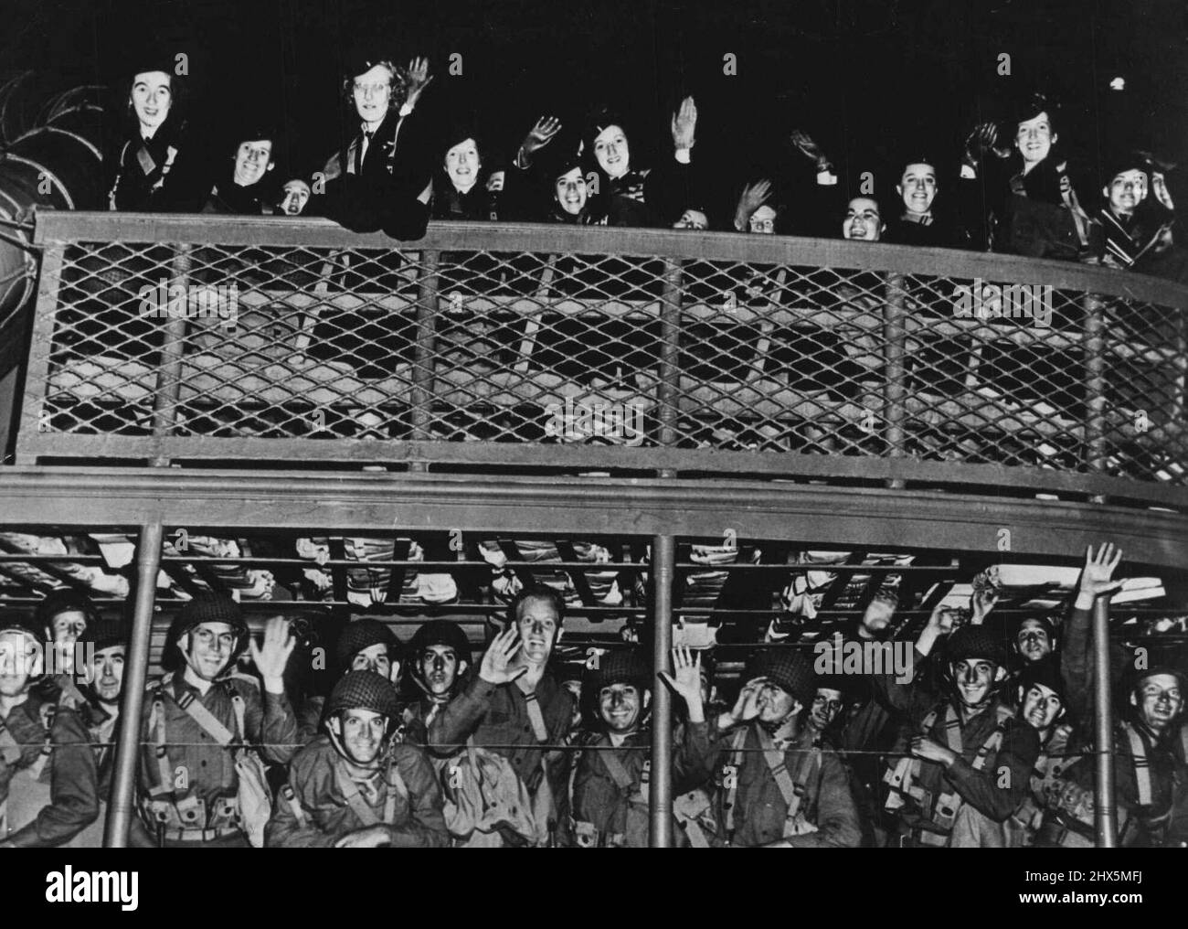 ***** Quitte le port américain - ***** Les soldats, et les infirmières de l'armée américaine sur le pont au-dessus de la, ***** Comme leur transport quitte la jetée à un américain ***** le chemin vers un front de combat. 18 janvier 1943. (Photo d'Interphoto News Pictures, Inc.). Banque D'Images