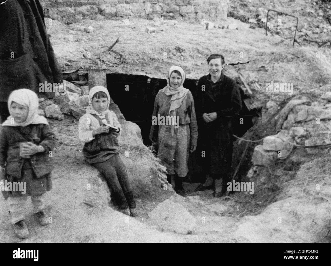 Habitants de la grotte de Stalingrad cette famille russe, composée de père, de mère et de deux enfants, se tient à l'extérieur de la grotte de Stalingrad en avril. Ils sont parmi les milliers de personnes qui sont encore forcées de vivre dans des sous-sols et des grottes malgré les grands progrès réalisés dans la reconstruction de la ville dévastée par la guerre. 10 mai 1947. (Photo par la presse associée) Banque D'Images