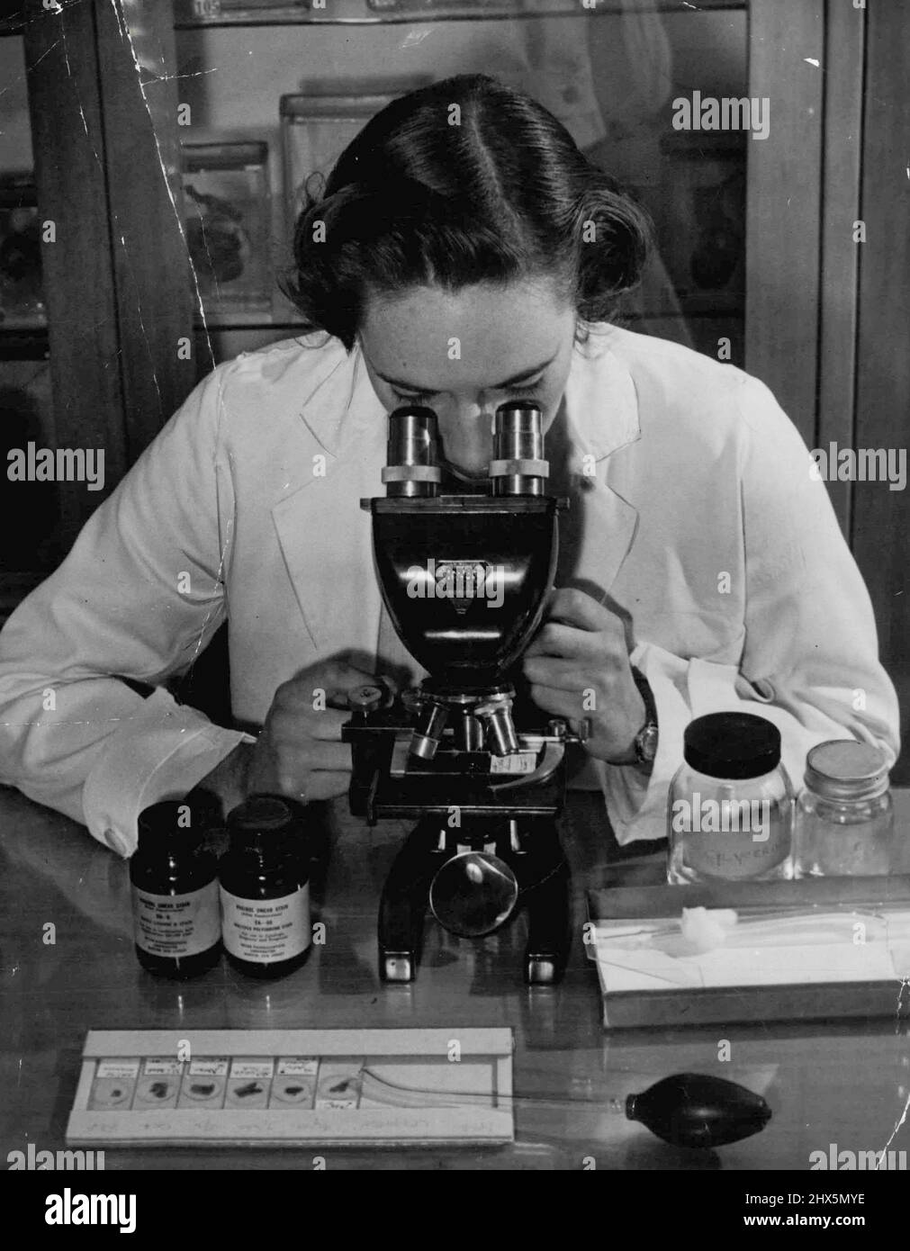 Un scientifique de Sydney, typique de la « femme au manteau blanc ». 21 octobre 1952. Banque D'Images