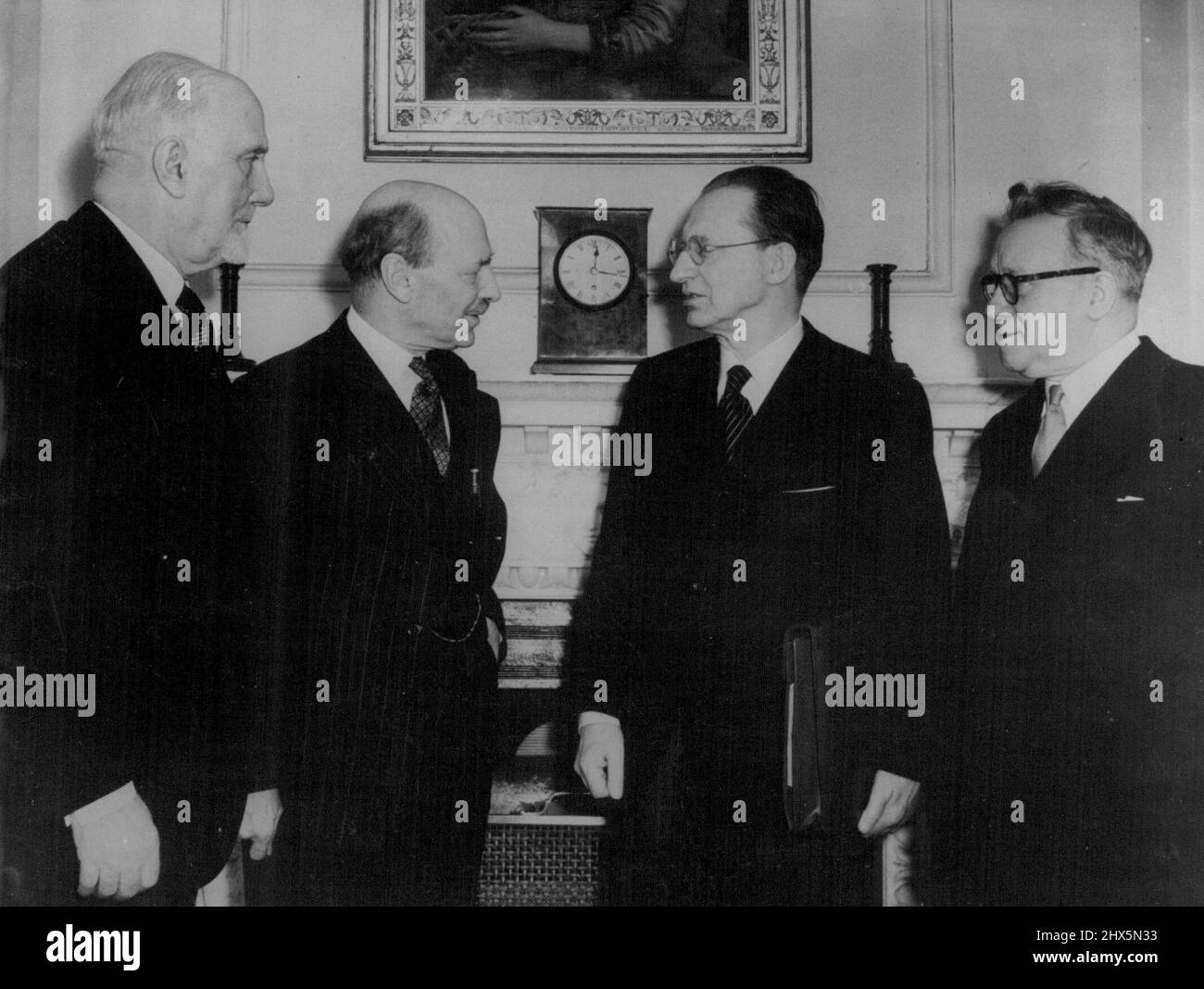 Les ministres italiens commencent des pourparlers à Downing Street -- le comte Carlo Sforza (extrême gauche), le ministre italien des Affaires étrangères, et le Premier ministre italien Signor Alcide de Gasperi (deuxième à partir de la droite), Qui se rendent à Londres en tant qu'invités du gouvernement britannique, photographiés avec leurs homologues britanniques, le premier ministre Clement Attlee (deuxième de gauche) et le nouveau secrétaire aux Affaires étrangères Herbert Morrison (extrême droite), lorsqu'ils ont commencé leurs discussions au n° 10, Downing Street à ce jour, mardi. 13 mars 1951. (Photo par Retuerphoto). Banque D'Images