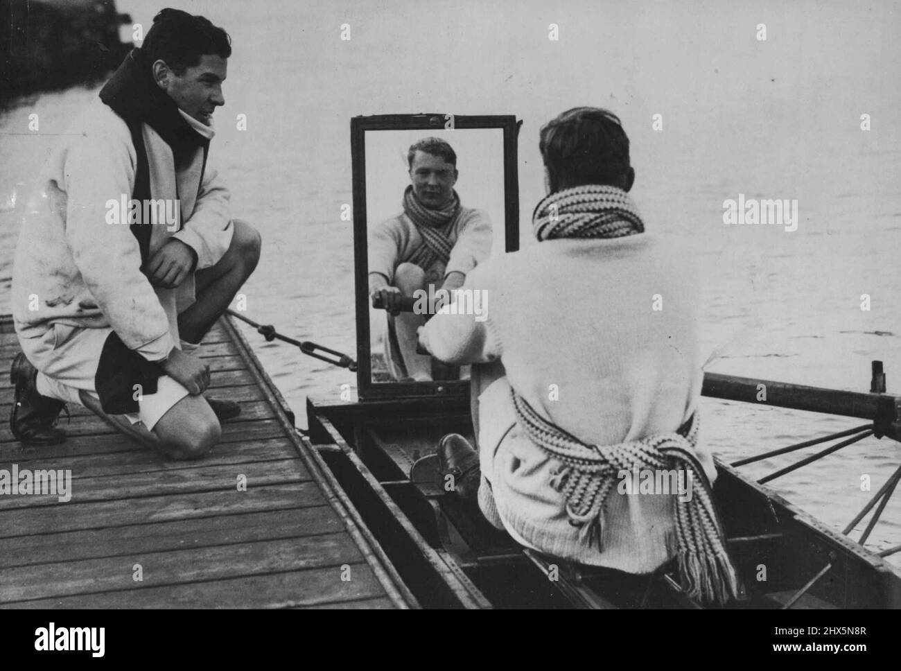 Ex-prisonnier de guerre accidents vasculaires cérébraux Oxford Crew - R.M.A. Bourne pratiquant dans le bateau à miroir surveillé par le secrétaire D.G. Jamison (Magdalen). R.M.A. Bourne (Nouveau Collège) fils du défunt capitaine R.C. Bourne, M.P d'Oxford City, est un trait de l'équipage d'Oxford qui pratique actuellement la course de bateau Intervarsity. Il a été prisonnier de guerre pendant cinq ans. Son père a fait un pas dans l'équipe d'Oxford en 1910, 11, 12 et 13. ***** pour les autocars locaux. R. M. Bourne, course de l'équipe d'Oxford pour la course intervarsity sur la Tamise, pratique devant un miroir. 26 janvier 1946. Banque D'Images