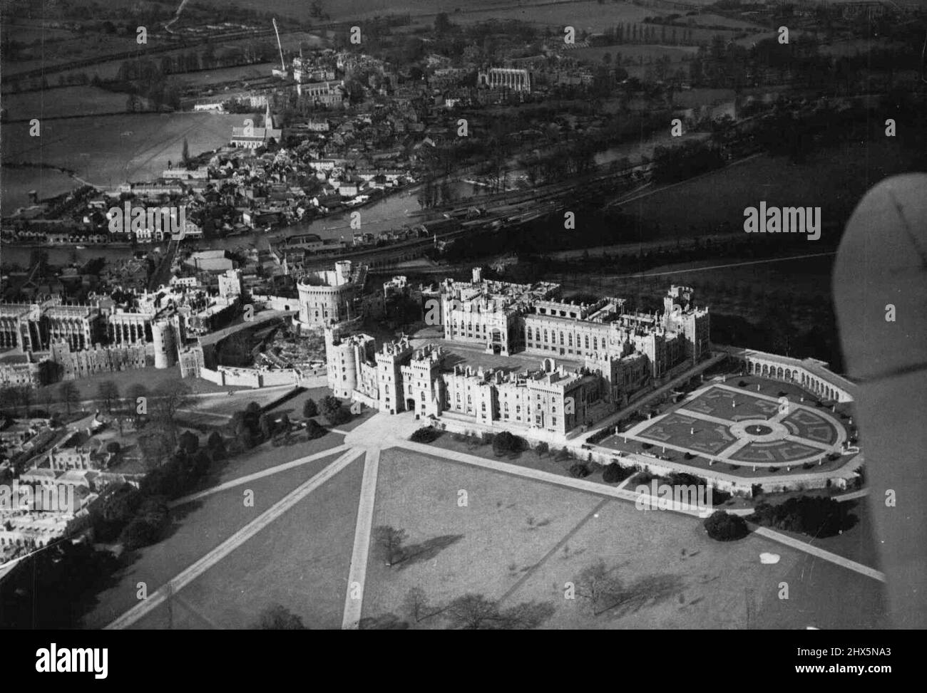 ***** Par la Tamise - Windsor - cette vue aérienne du château de Windsor ***** Les appartements privés du roi surprennent les jardins à l'extrême droite. ***** Ils sur le côté plus éloigné sont les appartements du site. Près du centre de la photo se trouve la Tour ronde et sur la gauche, vers la chapelle Saint-Georges ***** . ***** Treizième siècle, bien qu'une résidence y ait existé depuis le temps de Guillaume le Conquérant dans le 13th siècle. Des ajouts ont été faits par Henry VIII, Elizabeth et Charles II Le parc et la forêt de Windsor comprennent plus de ***** . 3 avril 1946. Banque D'Images