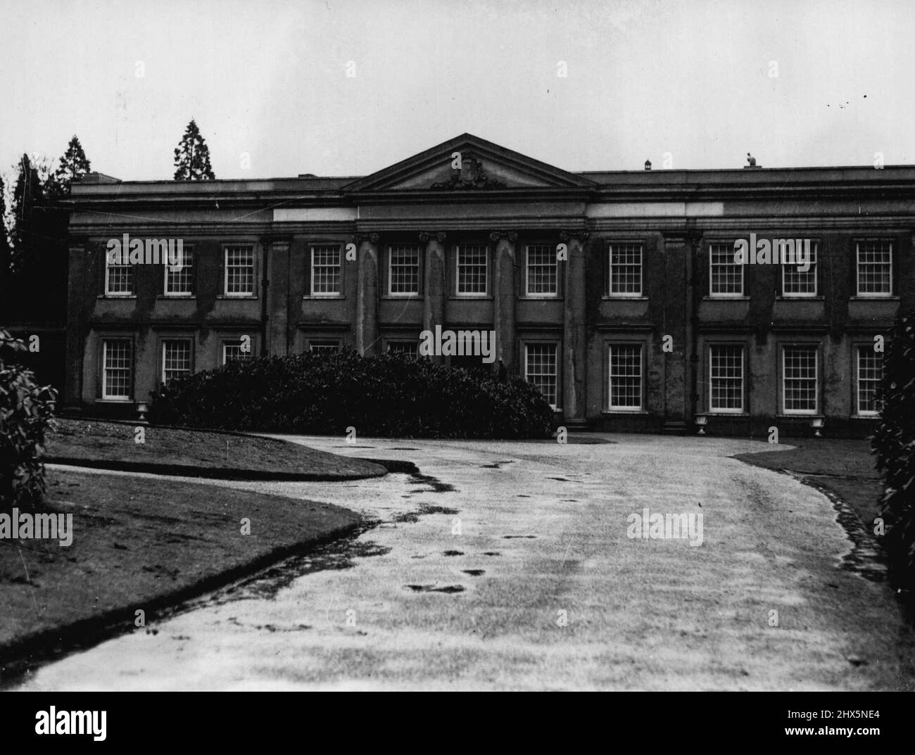 Mansion to Staff College -- Sunningdale Park, Ascot, la maison de 40 pièces du roi du tabac, feu Sir Hugo Cunliffe-Owen, deviendra un Collège d'état-major de la Défense civile pour le bureau à domicile à partir du 7 avril 1949. (Photo par Daily Mail Contract Picture). Banque D'Images