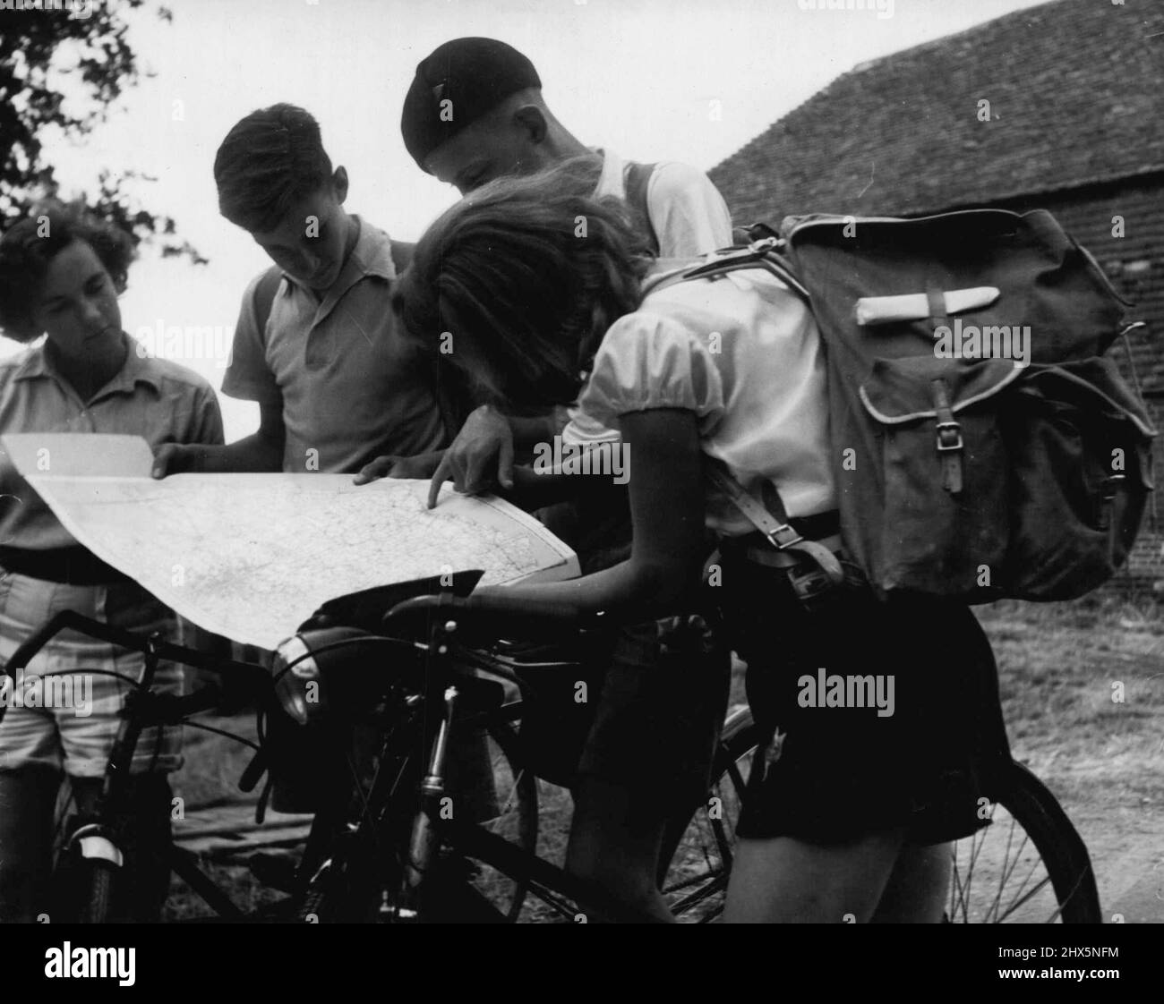 Consultation de la carte -- June Sanson, Jeannette Taylor, Geoffrey Fooks et John Penney consultez la carte avant de commencer le tour suivant de leur tour à vélo, après avoir passé la nuit à l'auberge de jeunesse de Goudhurst, Kent. 30 avril 1951. Banque D'Images