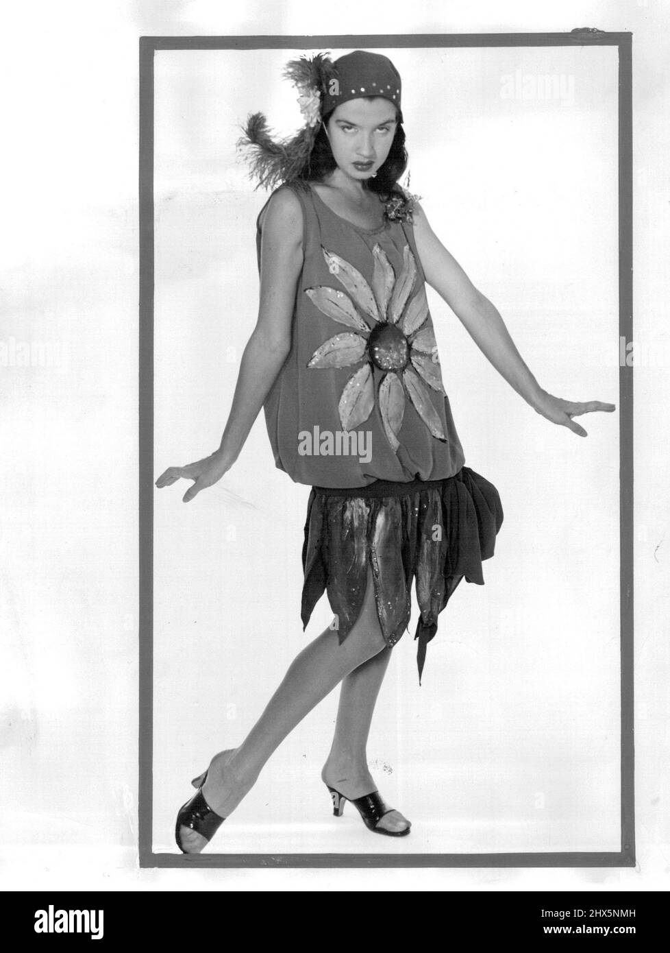 Peggy Ryan, danseuse, donne sa réaction horrifiée au nouveau look Christian Dior 'H'. Convient uniquement au Charlston, affirme-t-elle. Peggy arrive bientôt à Sydney pour apparaître avec Johnnie Ray. 03 septembre 1954. (Photo de L.A. Todd). Banque D'Images