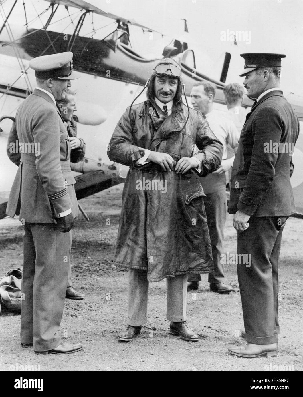 Le nouveau chef de l'air Une nouvelle photographie du maréchal de l'air Sir Geoffrey Salmon, dont la nomination à titre de chef d'état-major de la Force aérienne succédera à son frère, le maréchal en chef de l'air Sir John Salmon, a été annoncée le mois dernier, prise après un vol à l'aérodrome de Northolt. 27 août 1932. (Photo de London News Agency photos Ltd.). Banque D'Images