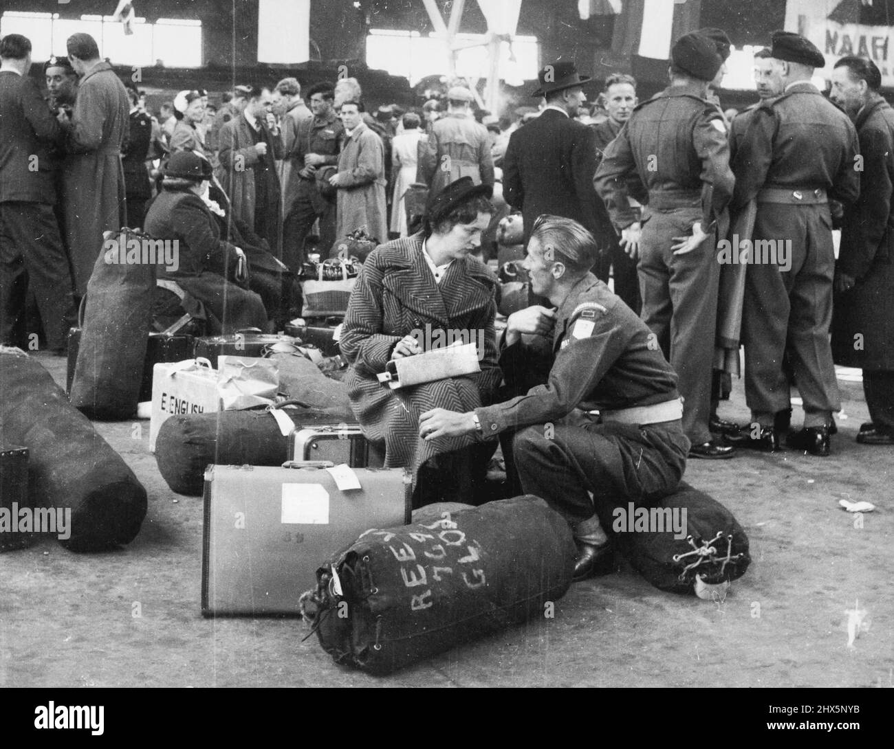 Encore ensemble ! Un couple, réuni enfin après de nombreux mois fatigués et anxieux de séparation, parle ensemble du passé, ignorant les foules autour d'eux. Une scène à Southampton aujourd'hui quand le paquebot Asturias a amené 530 Corée ex-P.O.W domicile. 16 septembre 1953. (Photo par Daily Mirror). Banque D'Images