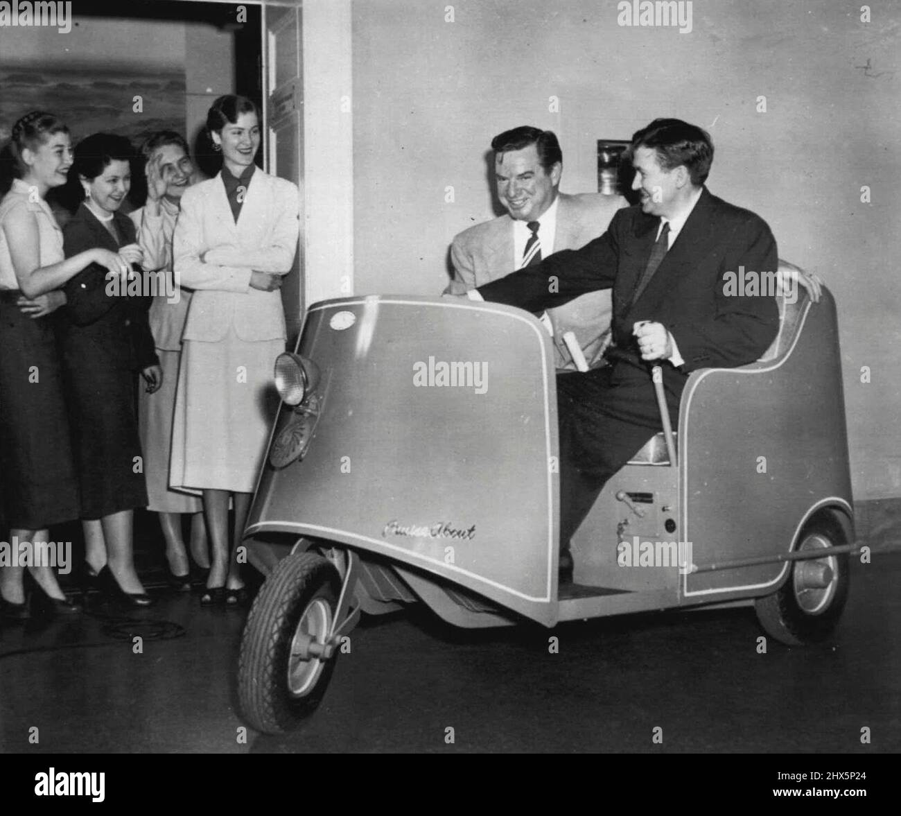 Kenneth Roberts (D-Ala), à droite, se fait le tour du capitole dans son véhicule électrique alors qu'il s'occupe de ses fonctions au Congrès tout en se récupérant des blessures aux jambes subies par les nationalistes portoricains qui ont tiré avec force dans la chambre de la Chambre des représentants, frappant cinq membres du Congrès. La circonscription de Roberts est un ami, E. E. Cox, secrétaire du représentant Albert Rains (D-Ala). Les filles sont, de gauche à droite, Marjorie Johnson, Carla Coffeen, Janice Britwell et Betty Cooley. 18 mai 1954. (Photo par AP Wirephoto). Banque D'Images