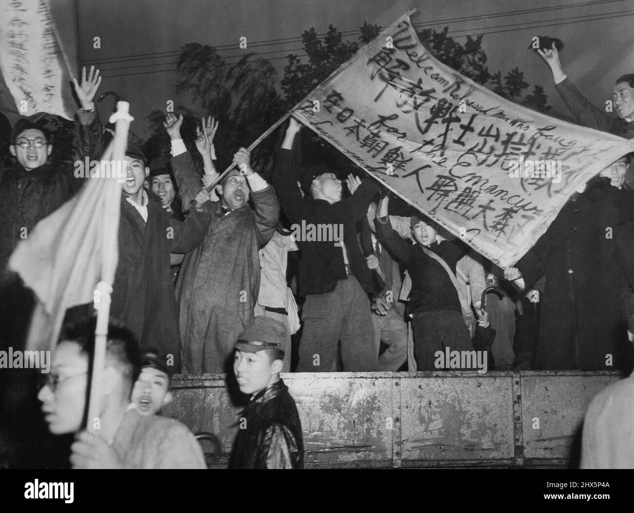 La libération de la Corée -- Un résultat de l'occupation américaine du Japon est la libération des prisonniers politiques coréens par le gouvernement japonais de la prison de Fuchu, à l'extérieur de Tokyo. Une manifestation a accueilli les prisonniers libérés, certains d'entre eux avaient été emprisonnés pendant dix-huit ans pour des tendances communistes. 12 octobre 1945. (Photo par US signal camps photo). Banque D'Images