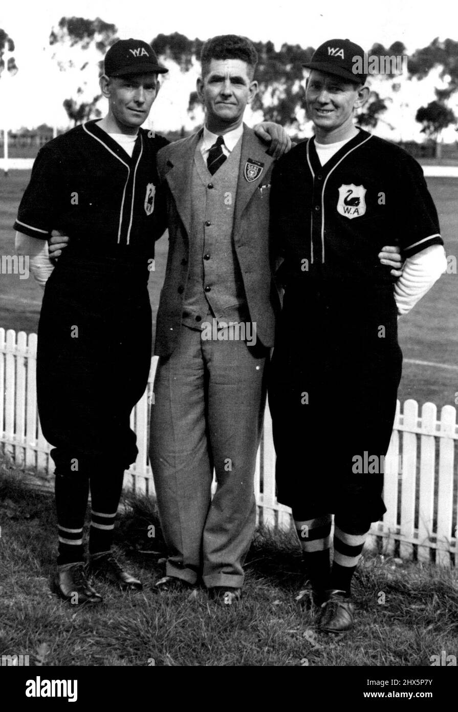 Frères Puckett. Jim (à gauche), joueur de baseball, Tom (au centre), sélectionneur de baseball sa et Charlie, joueur de baseball et joueur de cricket interétatiques. 16 novembre 1949. Banque D'Images