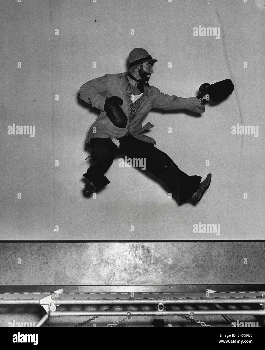 Robert Pullen ne peut pas égaler les acrobaties de sa femme, mais a développé une routine de comédie de premier ordre. 10 décembre 1950. (Photo de Fairfax Media). Banque D'Images