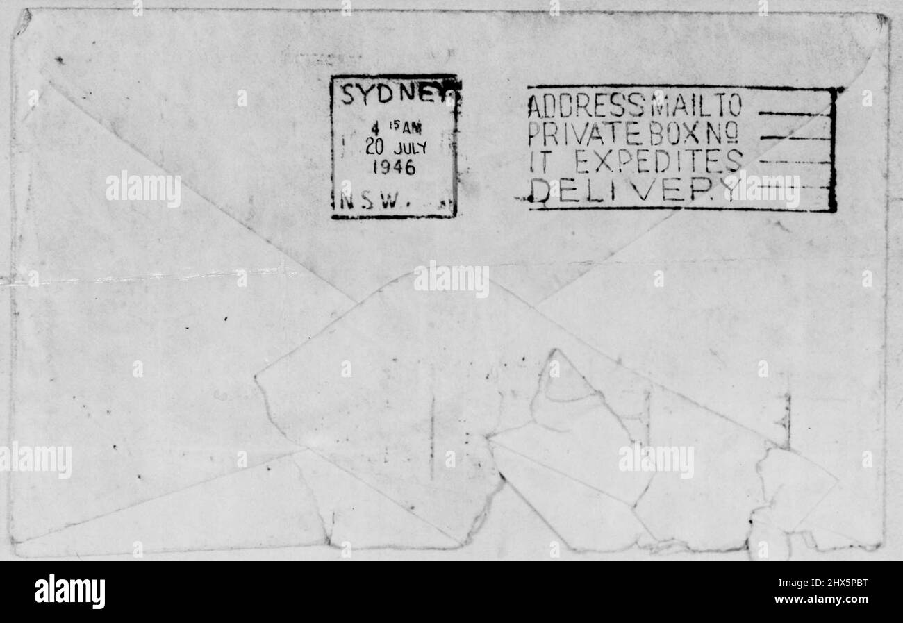 Lettre postée dans une boîte suburbaine et adressée à Marrickville est arrivée ***** récemment après avoir été sept ans et demi dans le poste. Sur le visage est estampillé: 'Garder l'Australie en sécurité - enlist maintenant.' Sur la gauche se trouve la direction : « si vous ne faites pas de réclamation dans les sept jours, veuillez retourner à la case 3931TT, GPO, Sydney. » Comme le montre un timbre clair, il a été affiché à 7 h le 19 janvier 1939. Il a été reçu lundi dernier, comme l'indique un autre timbre au dos. L'enveloppe, contenant un reçu d'affaires, a été adressée: «U. A. Pascoe, Esq., 34, rue Smidmore, Marrickville. Il n'y avait pas d'écriture ou de marque pour le suggérer Banque D'Images