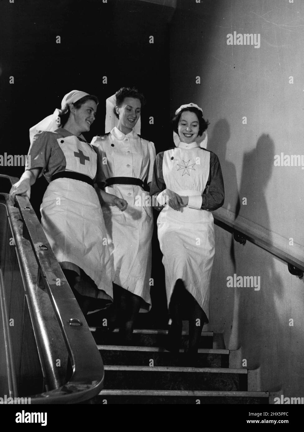 La Grande-Bretagne se tourne vers sa défense civile Une nouvelle réserve hospitalière -- Une équipe de réserve entièrement formée quitte l'hôpital - l'infirmière Jackson est flanquée par les auxiliaires Jean de la Croix-Rouge britannique et Jean de la Brigade d'ambulance de St. John's. Cool et compétent dans leurs uniformes intelligents, leurs services seront inestimables si la guerre vient. 16 juillet 1951. (Photo du Bureau central de la photographie d'information). Banque D'Images