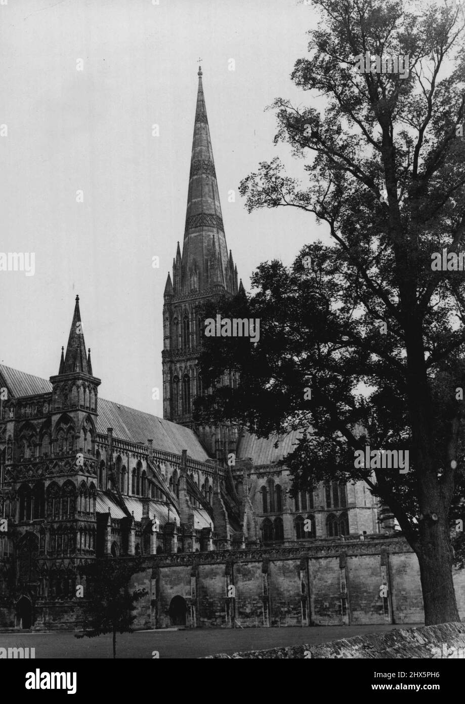 Opération de Steeplejack la plus dangereuse est terminée -- Une photographie de la cathédrale de Salisbury comme je l'ai vu aujourd'hui après que les travaux de reconstruction et de restauration de la flèche ont été terminés et tous les échafaudages ont été enlevés. Ce qui est devenu connu comme 'l'opération de steeplejack la plus dangereuse et la plus difficile de ce siècle' a été achevé aujourd'hui quand M. Alfred Wallbridge et son équipe de steeplejack ont gravi la flèche de la cathédrale de Salisbury, à 404 pieds de hauteur, pour la dernière fois. 07 septembre 1951. (Photo de Paul Popper Ltd.). Banque D'Images