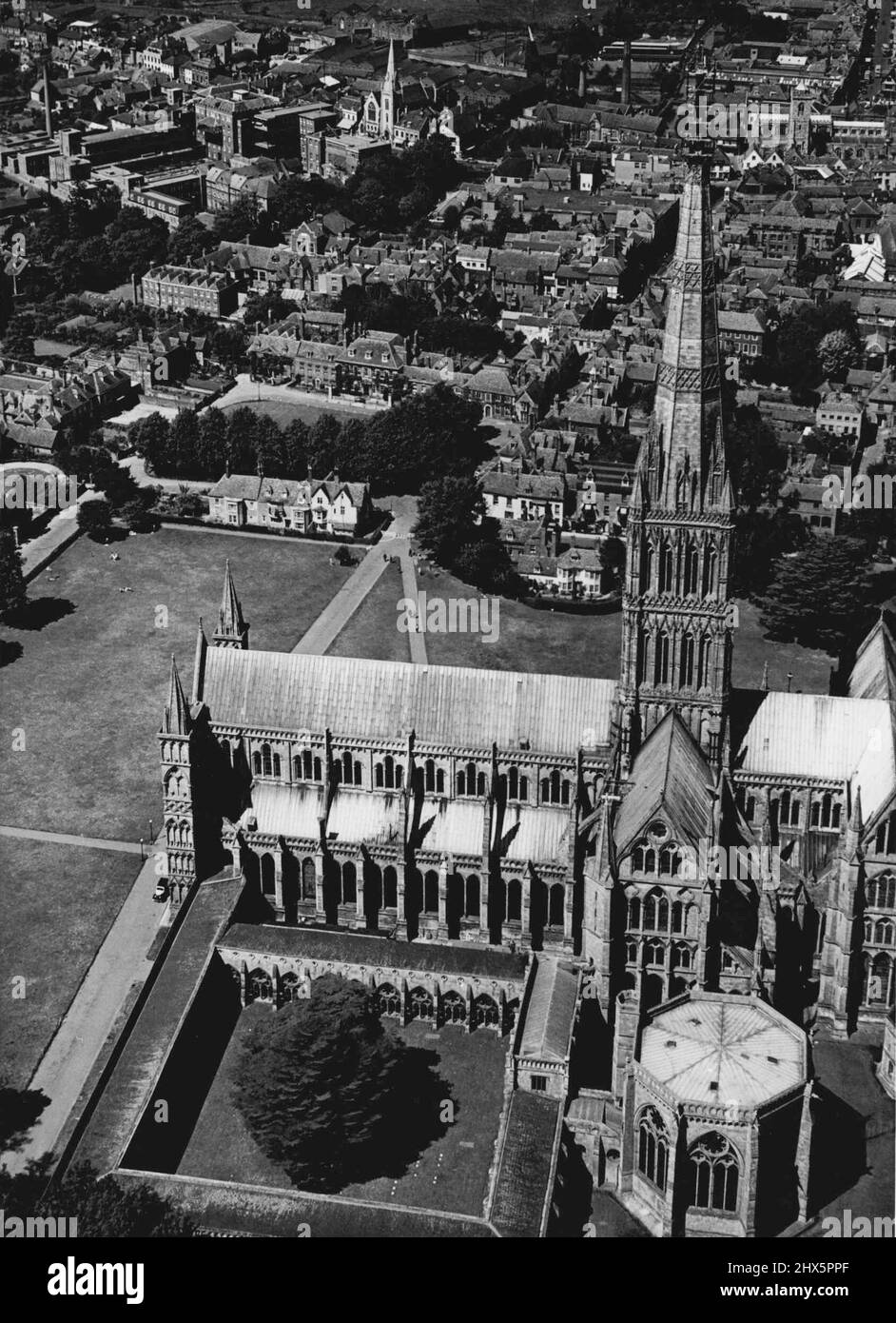 La cathédrale de Salisbury est en cours de réparation -- les cinq crics veulent accélérer les choses un peu, donc ils construisent un chemin de fer électrique sur une flèche de la cathédrale. Les hommes aident à réparer la plus célèbre et la plus haute flèche d'Angleterre que celle de la cathédrale de Salisbury. Les 25ft premiers de la flèche doivent être ramenés et reconstruits. Les 220ft premiers sont réduits par des escaliers intérieurs en spirale. Le chemin de fer monte vertigineusement du sommet de la tour carrée à l'échafaudage 184ft. Plus loin. Il sera utilisé pour abaisser des tonnes de maçonnerie et la croix de fer 9ft. Qui surmonte la flèche. 05 juin 1950. Banque D'Images