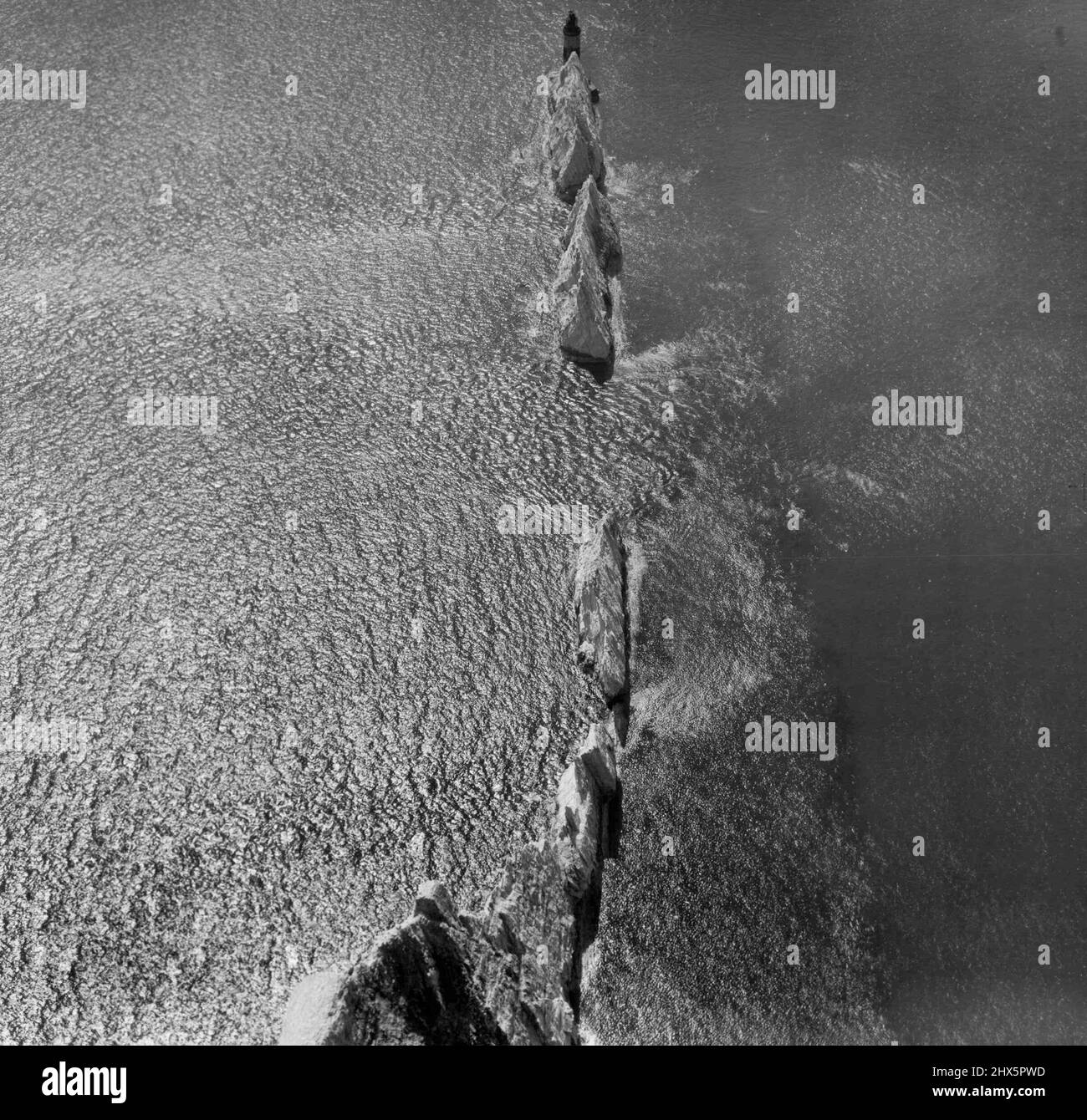 Vue aérienne des aiguilles -- une vue inhabituelle de ces rochers à l'extrémité ouest de l'île de Wight, bien connue des visiteurs d'Amérique du Nord. Les navires passent les aiguilles, et le phare à la pointe, sur le chemin du Solent à Southampton. 16 juin 1955. (Photo par Camera Press). Banque D'Images