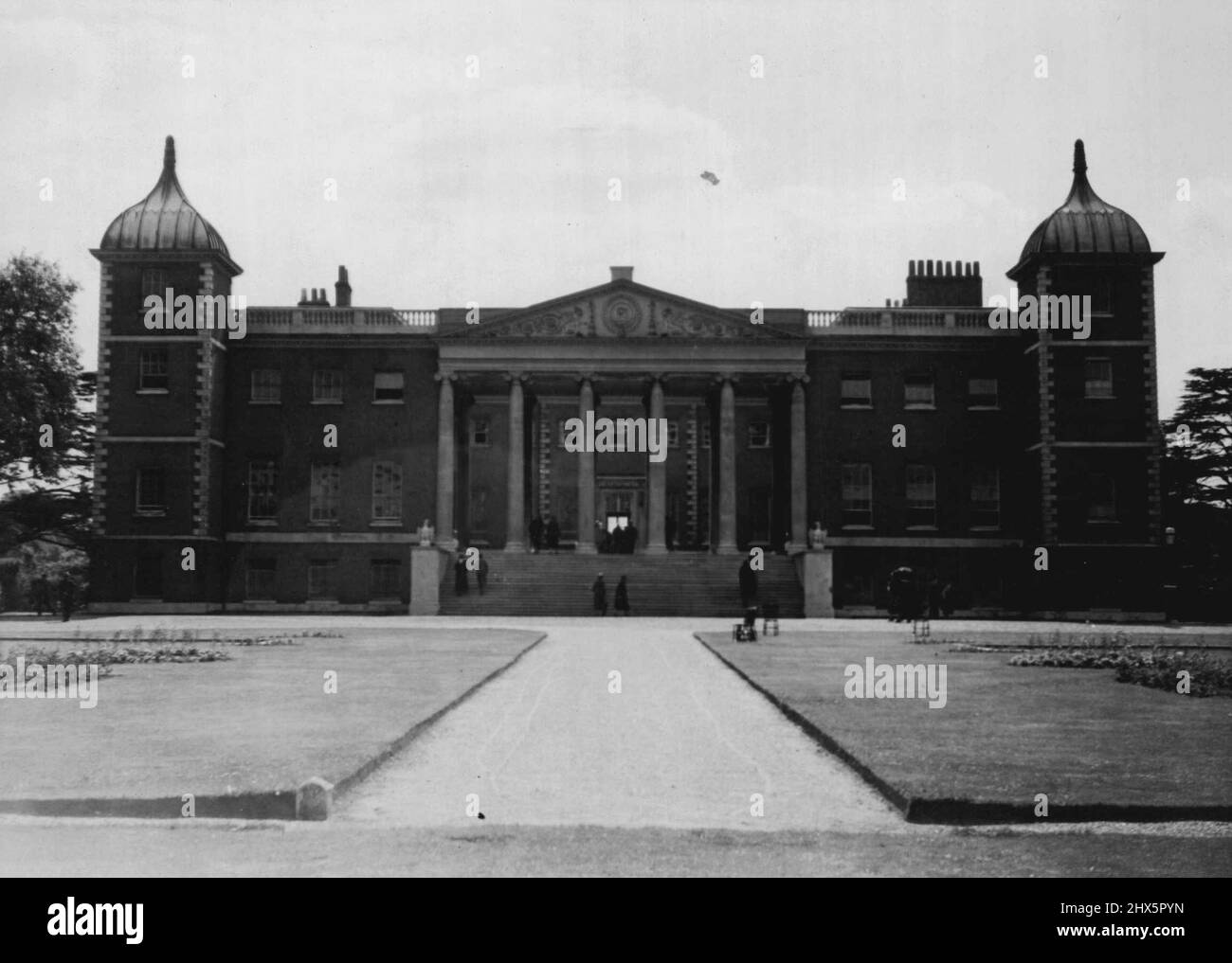 Osterley Park for the Nation -- Osterley Park, qui doit être donné à la Nation. Il est signalé que le parc Osterley, le siège du comte de Jersey à Isleworth, Middlesex, avec 320 acres de terrain, appartiendra à la nation à partir de la fin du mois. Il a été donné par Lord Jersey au National Trust. Une partie du parc doit devenir des terrains de jeu tandis que le reste, y compris le jardin, sera ouvert au public. Osterley, reconstruit entre 1761 et 1780, est l'un des plus beaux exemples de l'œuvre de Robert Adam, l'architecte du 18th siècle. 21 février 1946. (Photo de Fox photos). Banque D'Images