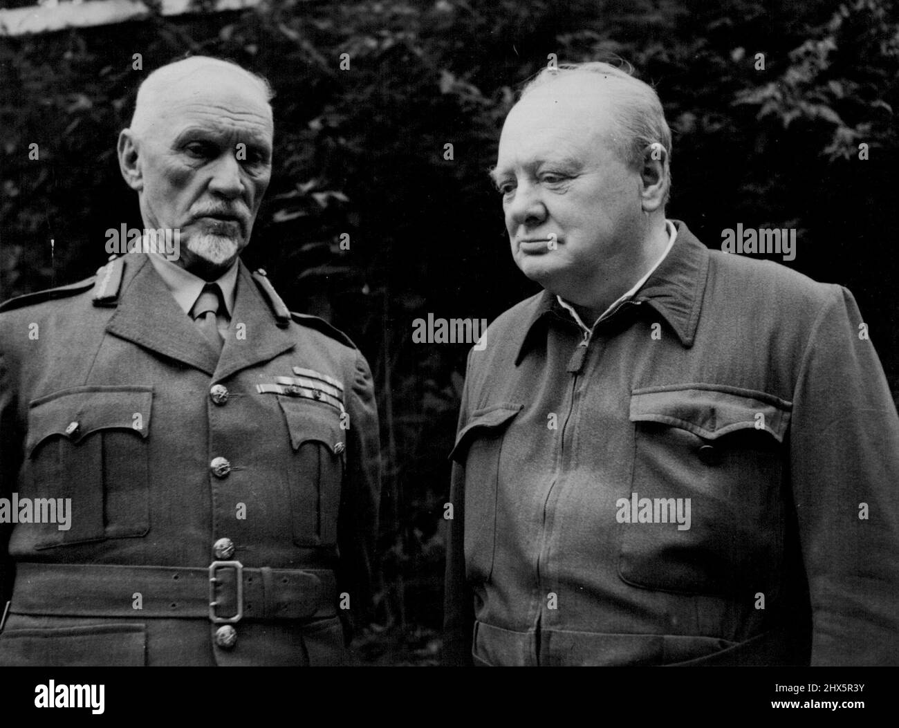 Maréchal de Field Smuts à Downing Street -- maréchal de Field Smuts et M. Churchill dans les terrains de 10, Downing St. le maréchal de Field smuts est arrivé au pays pour consultation et discussion. Il est annoncé qu'il est venu à l'invitation du gouvernement et qu'il sera membre du Cabinet de guerre pendant qu'il sera ici. Il est accompagné de son fils, le capitaine Smuts. 5 octobre 1943. (Photo par British Official Photograph). Banque D'Images