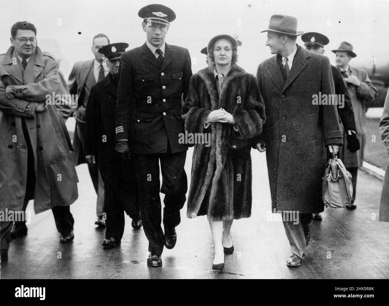 Expulsé par le Soviet -- sur son chemin de retour aux États-Unis - expulsé par le gouvernement soviétique parce que, selon eux, elle a frappé un agent de police secret à Moscou. Mme Betty Jane Sommerlatte est vue ici à l'aéroport de Londres à jour. Elle et son mari, qui était deuxième secrétaire de l'ambassade des États-Unis à Moscou, se sont rendu à Londres. Mme Sommerlatte portant un manteau de fourrure sur un costume bleu ciel avec un chapeau assorti. 6 novembre 1954. (Photo par Daily Mail Contract Picture). Banque D'Images