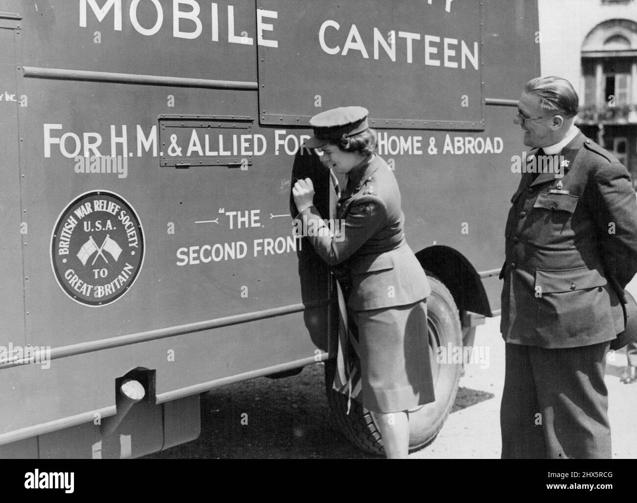 La fille du premier ministre nomme invasion Canteen -- le subalterne Mary Churchill signant son nom sur le côté de 'The second Front'. Le sous-traitant Mary Churchill, A.T.S., a nommé une nouvelle cantine mobile de l'Armée de l'Église 'le deuxième Front' sur les gardes à cheval. Cette cantine est l'un des c.a. Flotte spécialement construite pour le service avec les forces d'invasion, et est le soixante-troisième véhicule présenté à la C.A., par la British War relief Society. 04 septembre 1944. (Photo de L.N.A.). Banque D'Images