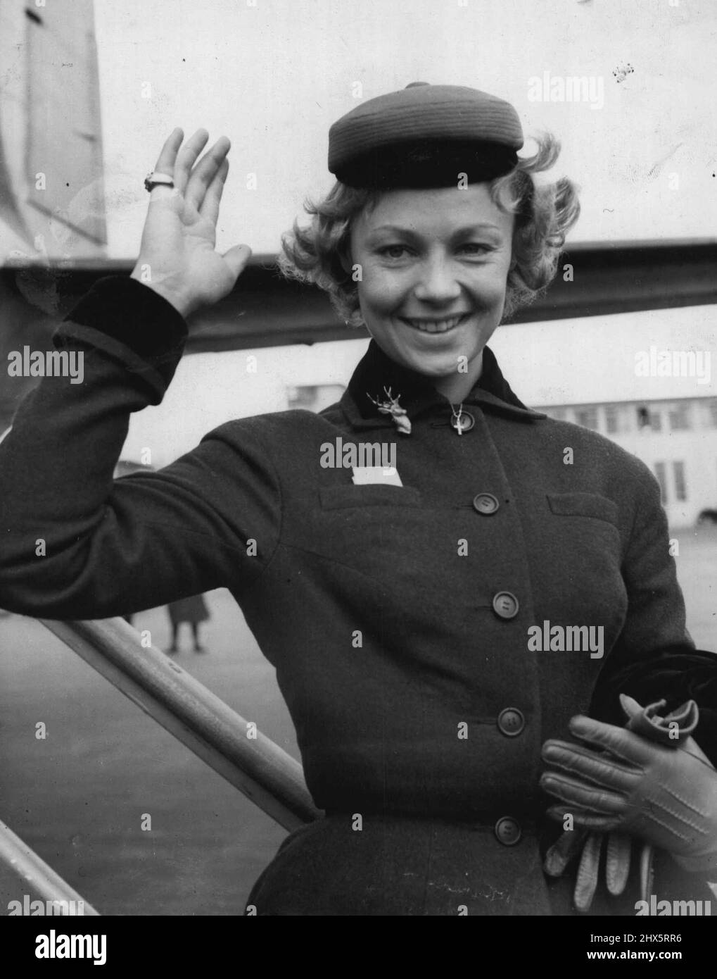 Dany Robin, la star de cinéma française, arrive à Londres pour le prémeire d'un acte d'Amour, dans lequel elle est la star. 27 avril 1954. Banque D'Images