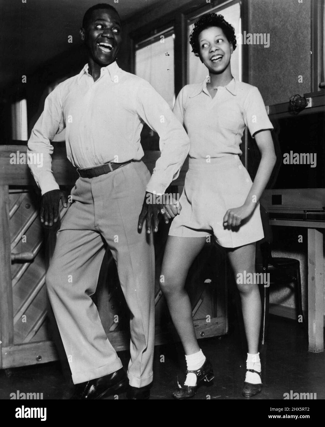 Une étoile de photos de la radio RKO : Bill Robinson et Jeni le Gon, danseurs sépia, dans une scène d'une comédie musicale de la radio RKO. 30 avril 1940. Banque D'Images