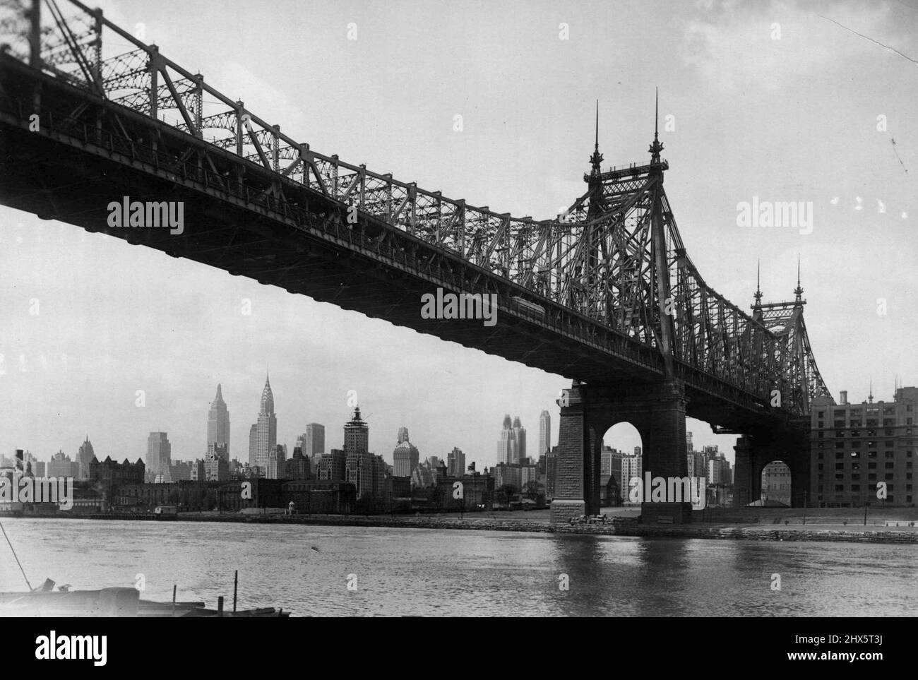 La grandeur de Gotham -- vu de long Island City, regardant sous le pont Queensboro où il traverse l'île du bien-être social. La ville ***** être vu dans le premier plan gauche. Les gratte-ciel, de gauche à droite, sont le News Building, l'Empire State. Le bâtiment Chrysler, le nouvel hôtel Waldorf-Astoria et le bâtiment Grand Central. 24 mai 1931. Banque D'Images