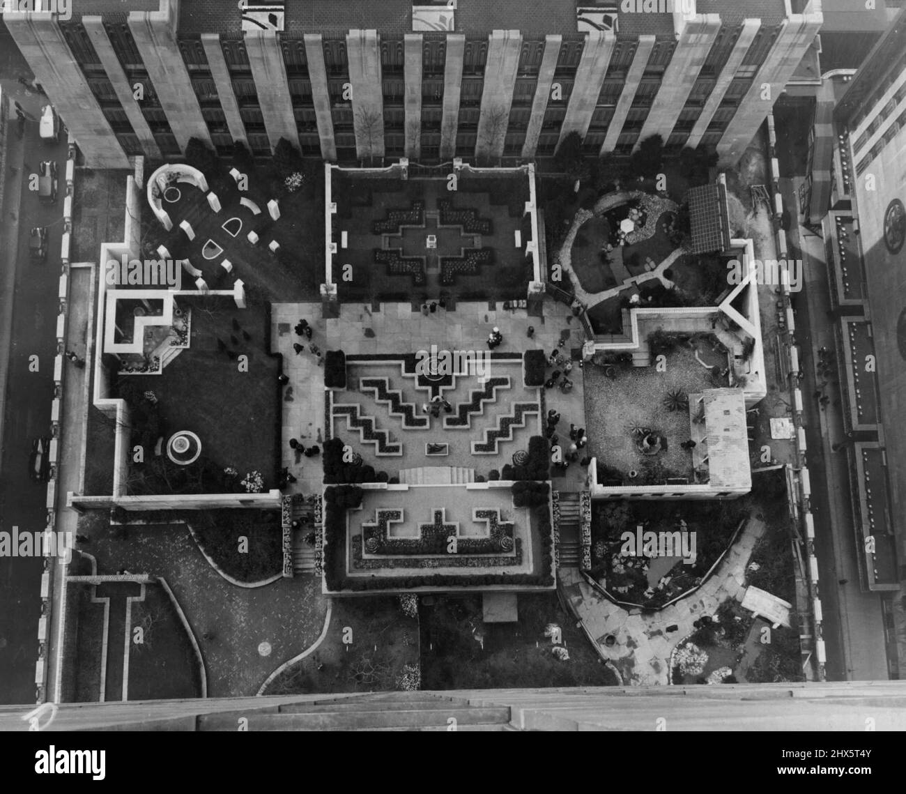 Le jardin des nations -- Voici les célèbres jardins des nations au Rockefeller Center, New York, peu après qu'ils ont été ouverts au public le 15 avril. Prise du sommet d'un bâtiment adjacent, cette photo montre les jardins comme ils regardent vers les poussettes de toit. Les pays représentés sont la France, la Hollande, l'Italie, l'Espagne et le Japon. Dans le Centre est un jardin moderne unique. 15 avril 1935. (Photo par photo de presse associée). Banque D'Images