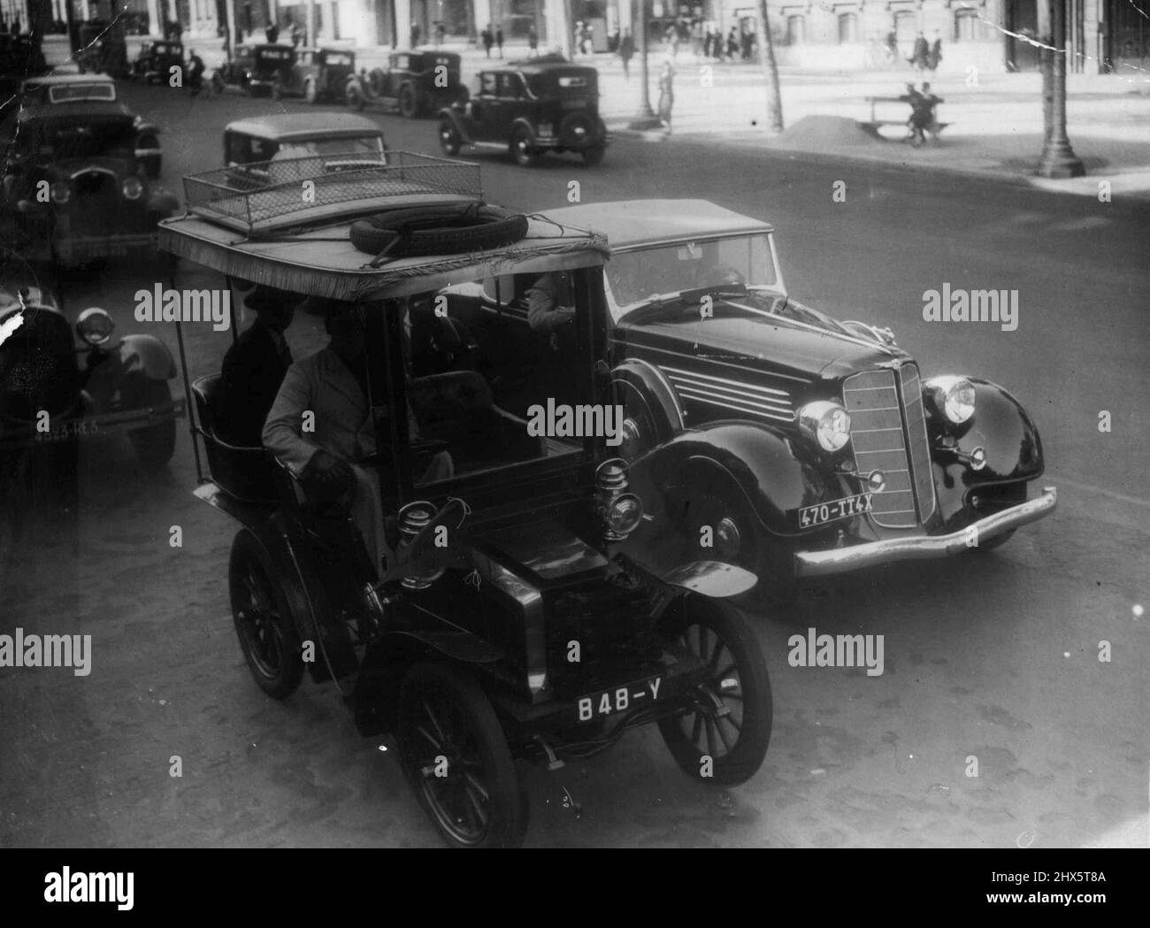 La première voiture a été construite en 1900 et l'autre (très bordée de cours d'eau) en 1934... Quelles sont les différences... 12 novembre 1934. Banque D'Images