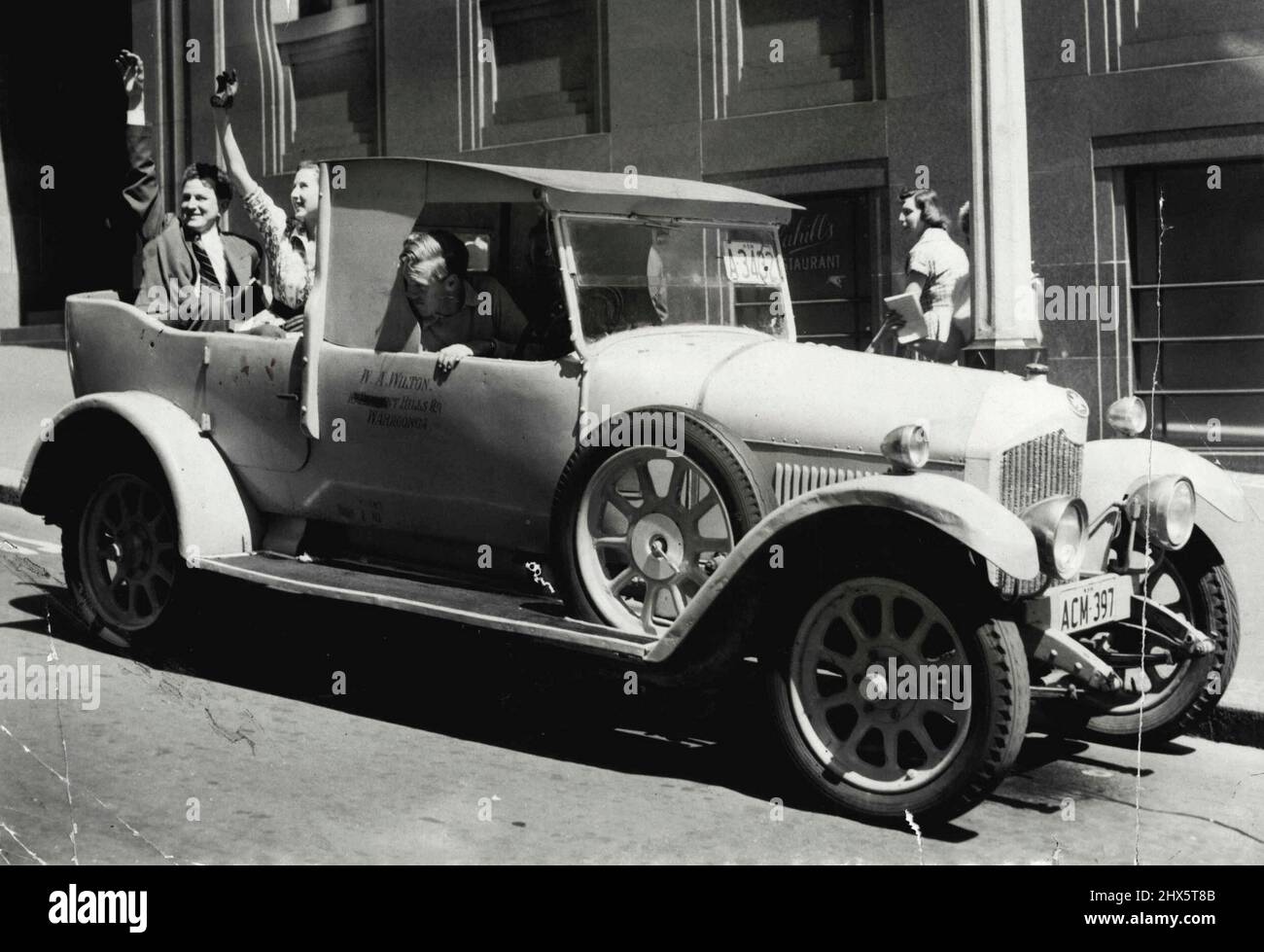 Une voiture qui a entraîné des redevances, et qui a coûté à l'origine 1250 £, sera vendue aujourd'hui pour 2/-. 27 novembre 1954. Banque D'Images