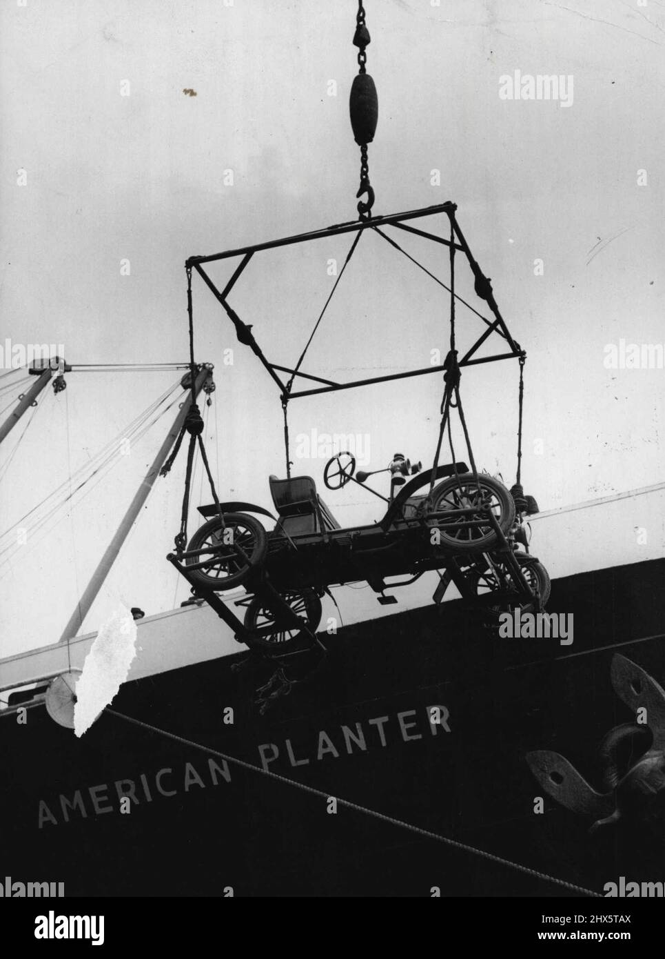 La voiture vintage revient à la terre de son origine -- Une voiture vintage, sur 'Orient Express' 1903, le dernier en son genre, en train d'être chargée à bord du 'American planter' au Royal Victoria Dock (Londres) aujourd'hui. Ce deux cylindres, 6 h.p. La voiture Metz-Benz a été initialement conçue et construite par Metz aux Etats-Unis, pour la Waltham Watch Company et est l'un des nombreux modèles anciens récemment achetés dans ce pays par MM. Wingate et Johnston Ltd., pour Merritt antiques de Douglasville, Pennsylvanie, Etats-Unis le 29 juillet 1954. (Photo de Fox photos). Banque D'Images