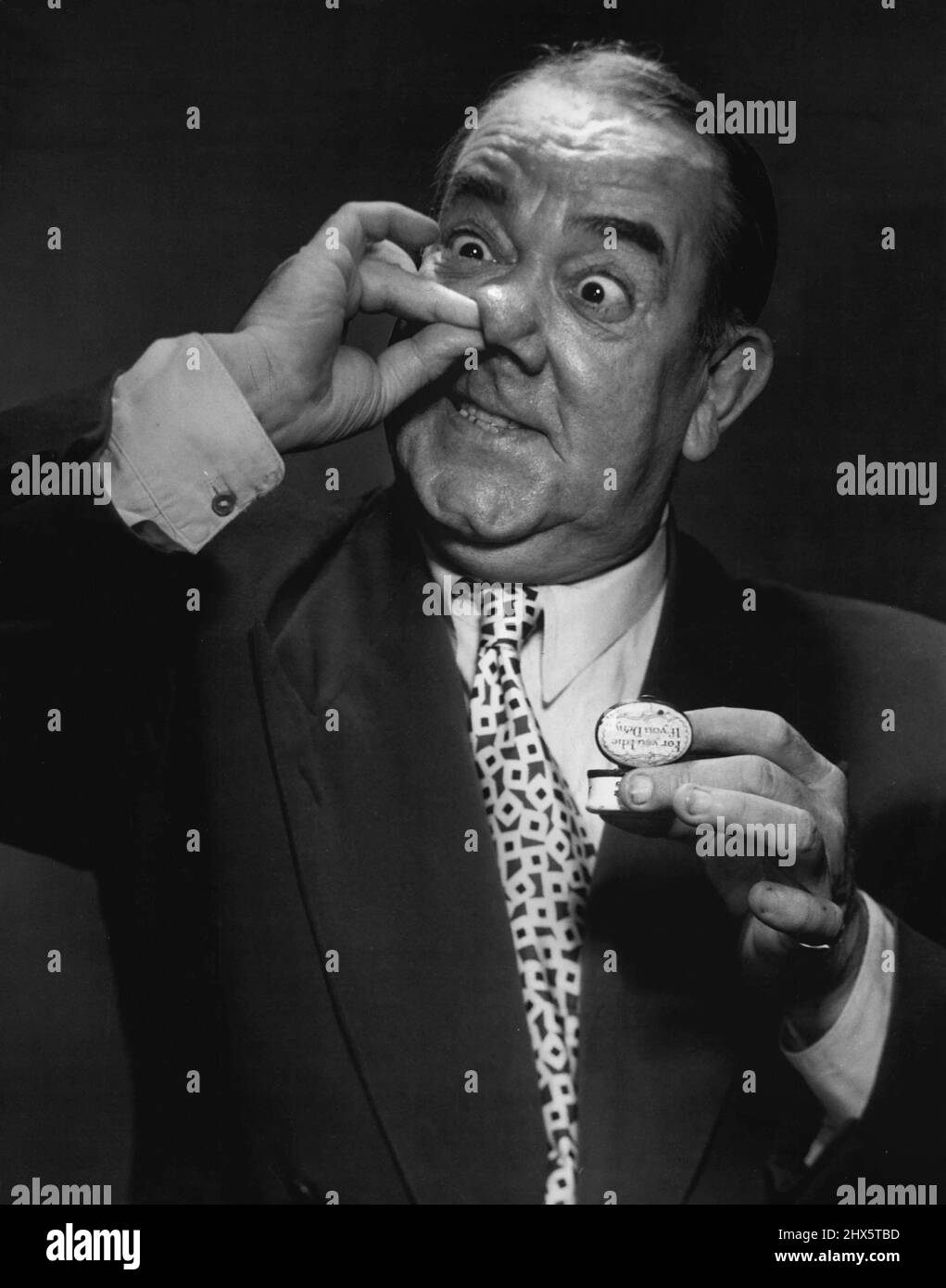 George Wallace montre comment utiliser le tabac à priser. 15 décembre 1955. Banque D'Images