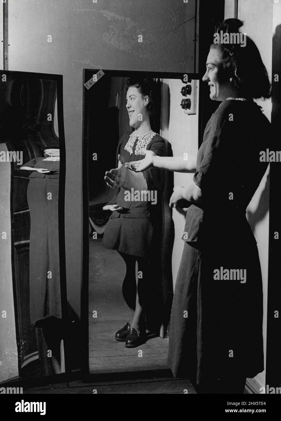 Elle est drôle de cette façon : Sheila Hanshaw est tout à fait habitué à voir sa figure déformée dans ces miroirs à Oxford Street, Londres, entreprise où elle travaille. La plupart des Britanniques se sont vus eux aussi. Mais en Islande, il semble qu'ils sont encore une nouveauté. Le ***** Viennent de recevoir une grande commande d'exportation des Islandais. 22 octobre 1948. (Fonctions photo par miroir). Banque D'Images